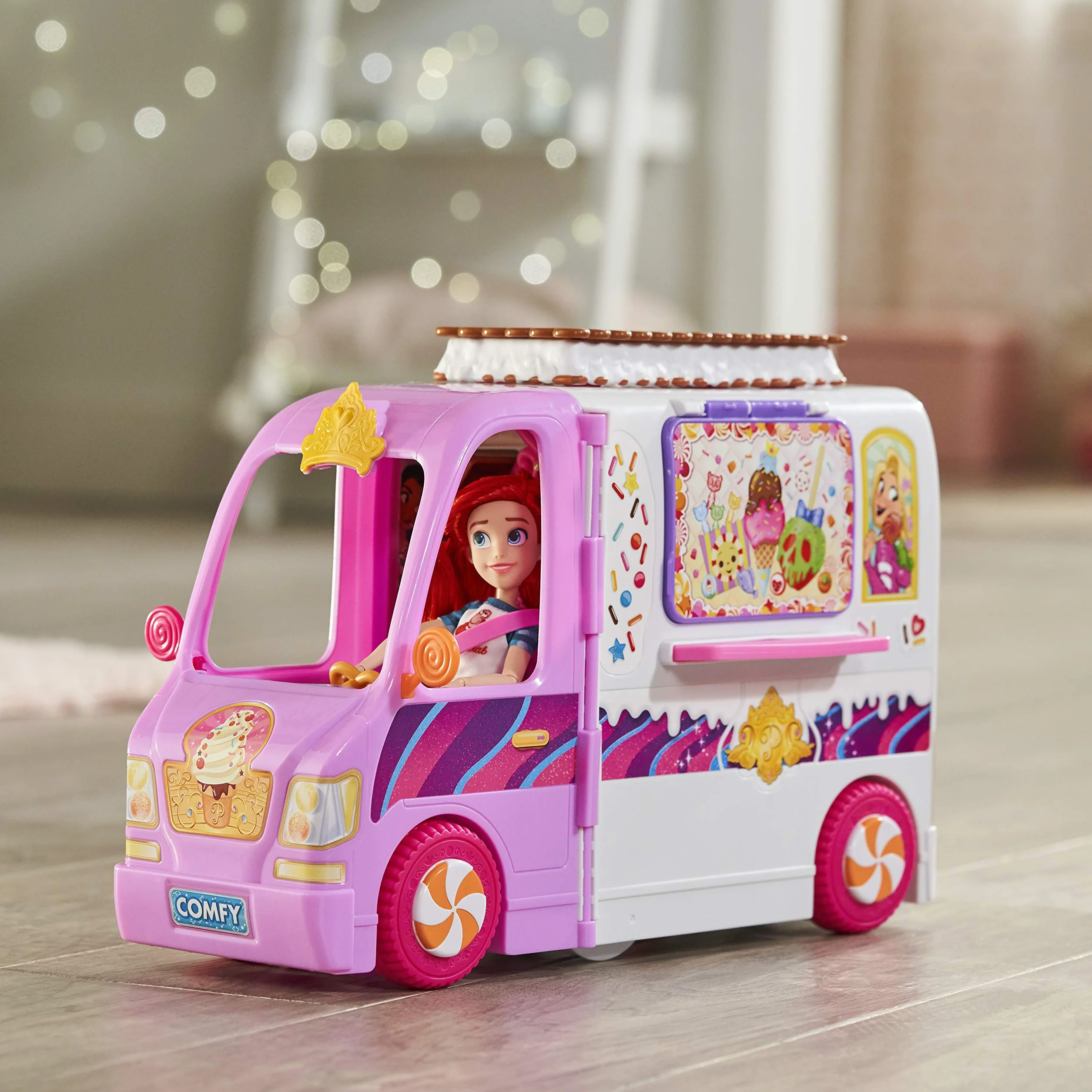 Disney Princess Comfy Squad Sweet Treats Truck, zestaw do zabawy z 16 akcesoriami, sklep z lodami, zabawka dla dziewcząt w wieku od 5 lat