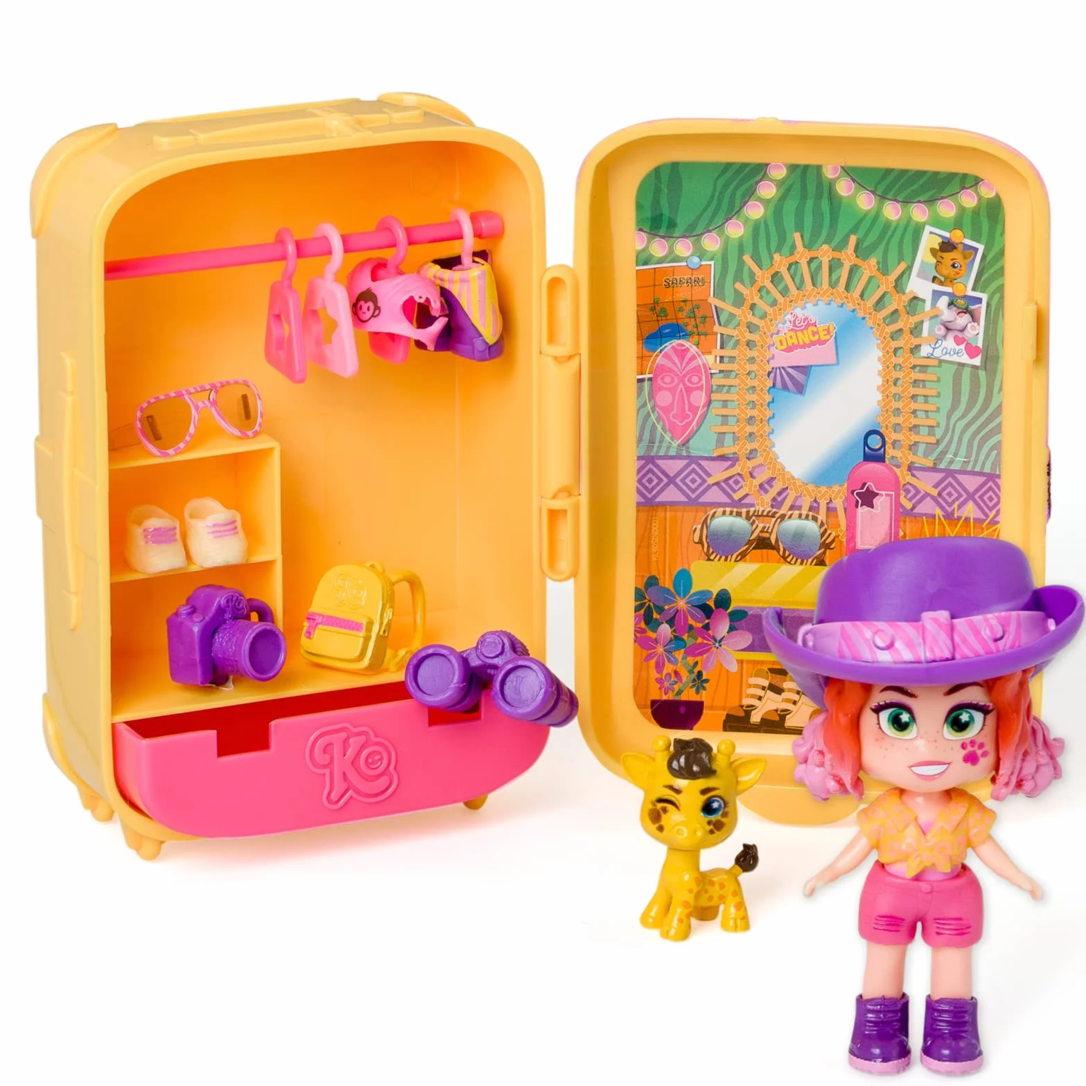 KOOKYLOOS Jane's Suitcase walizka dla lalek z ponad 14 akcesoriami modowymi i ekskluzywną lalką z 3 zabawnymi wyrazami, w zestawie ubrania, akcesoria i buty, wieszaki i ekskluzywne zwierzę