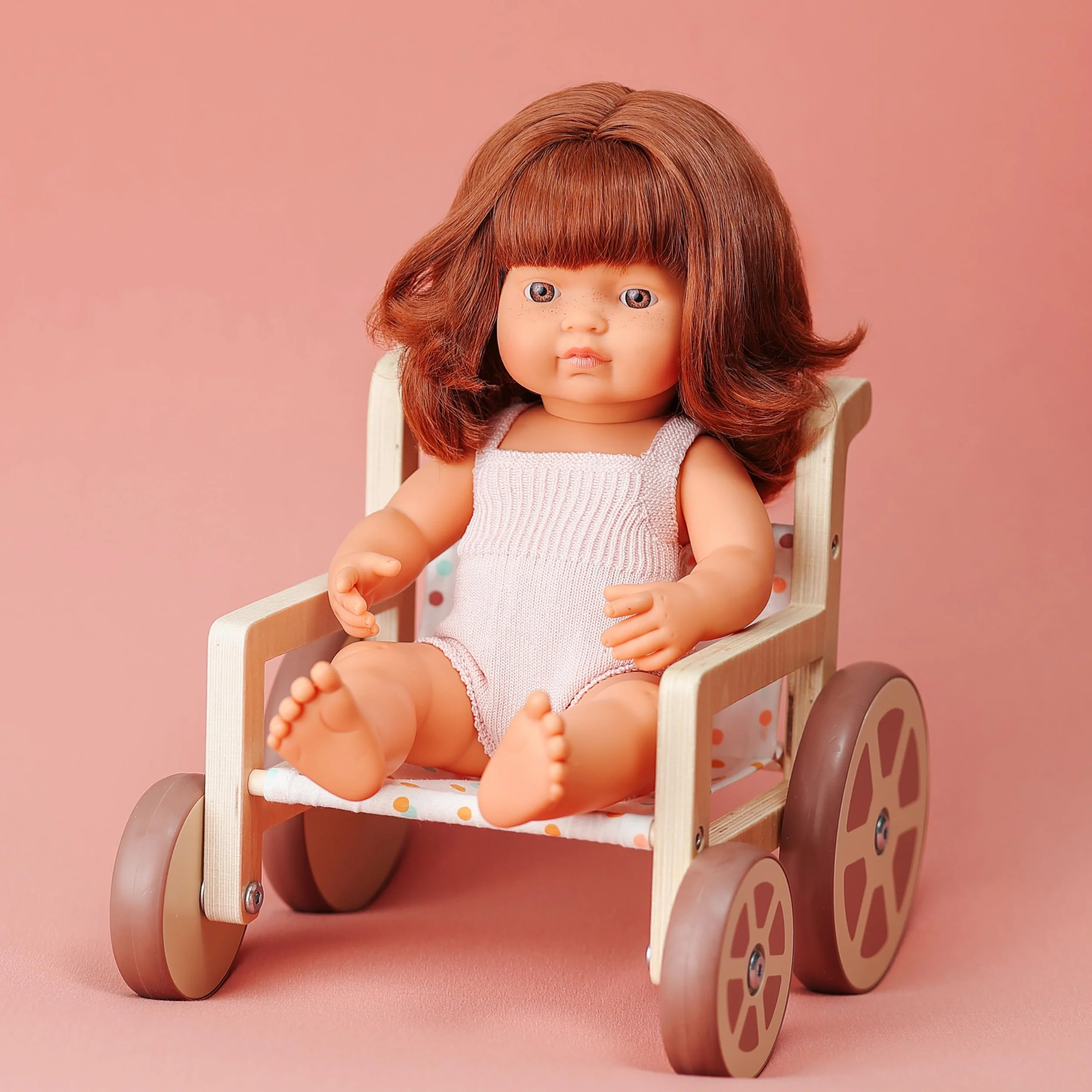 Miniland Wózek inwalidzki z materiałów przyjaznych dla środowiska dla lalek do 38 cm. Włączenie.
