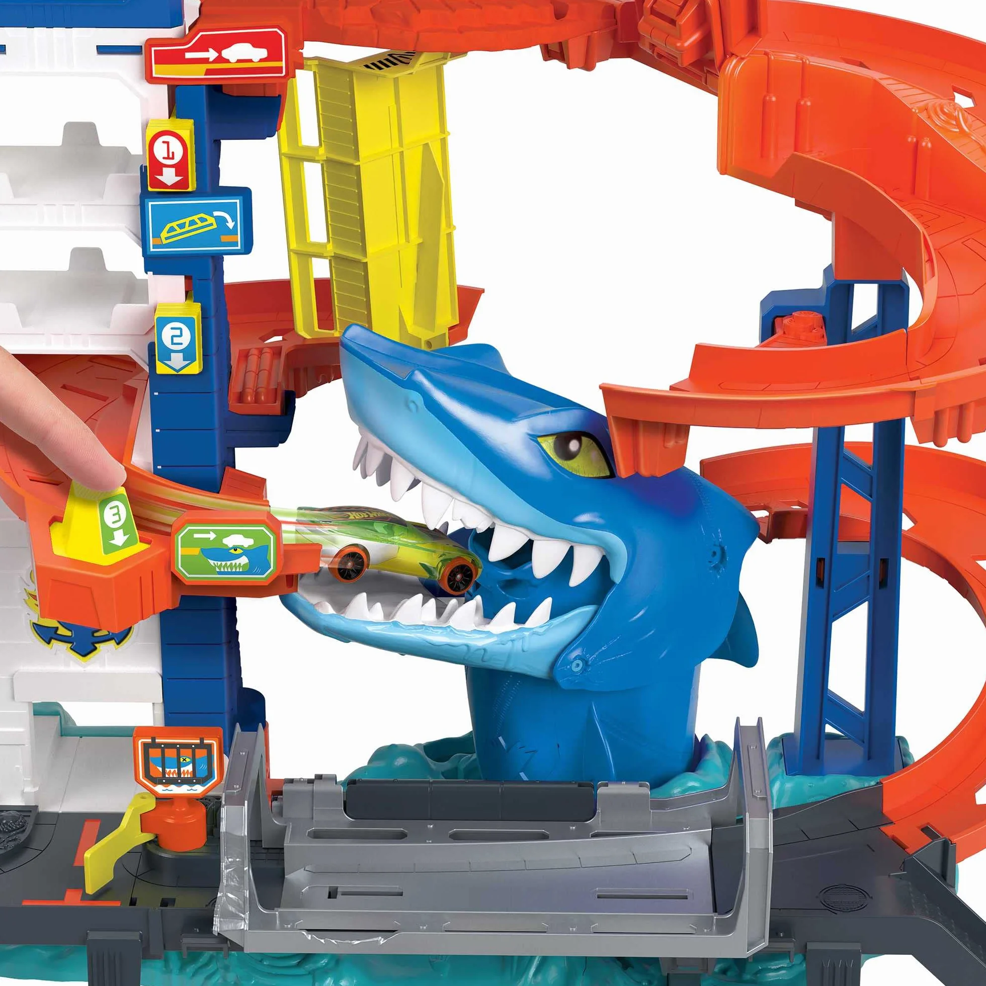 Hot Wheels Miejski port – Atak rekina Zestaw torów do zabawy, tor z przeciwnikiem + 1 samochodzik Hot Wheels, łączy się z innymi zestawami, zabawka dla dzieci w wieku od 4 lat, HMF86