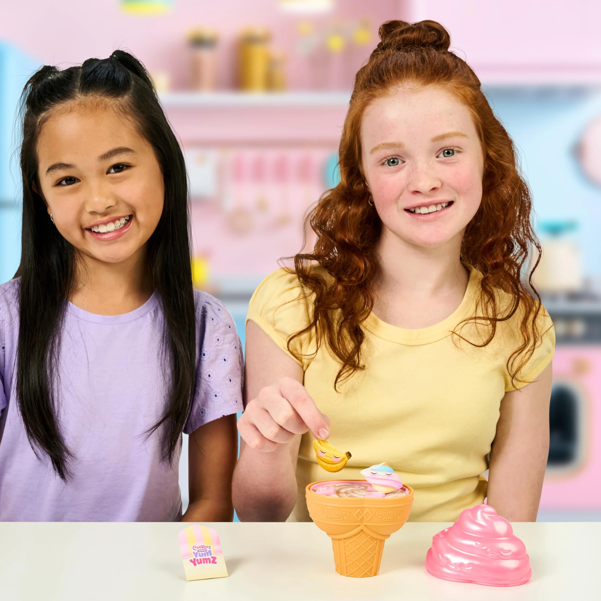 Cookeez Makery Yum Yumz Twin Pack, pełen zabawy i pełen mniamu! Dodaj składniki i odkryj 2 super urocze pachnące pluszowe zwierzaki w rożku do lodów, które możesz spersonalizować, ponad 30 do zebrania