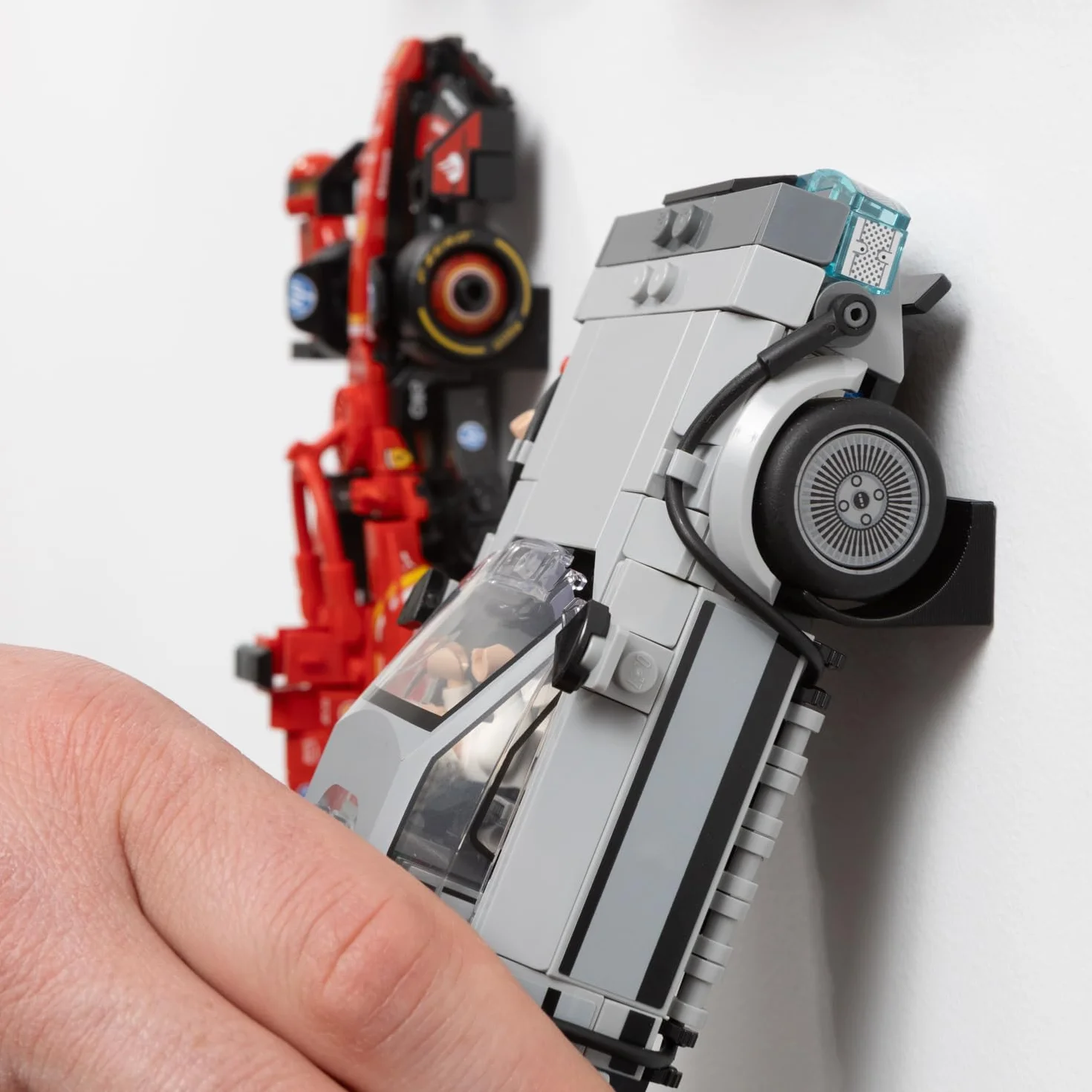 Haczyki do montażu ściennego kompatybilne z LEGO Speed Champions ze stojakami na kierowcę