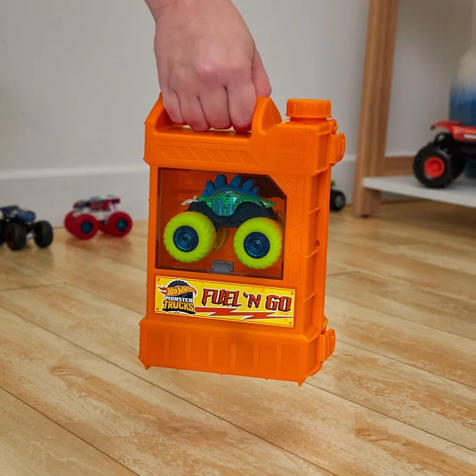 Hot Wheels Monster Trucks „Tankuj i jedź” Zabawkowy kanister przekształcający się w zestaw kaskaderski, z pojazdem Motosaurus w skali 1:64 i 2 autkami do „zgniatania”, HXT04
