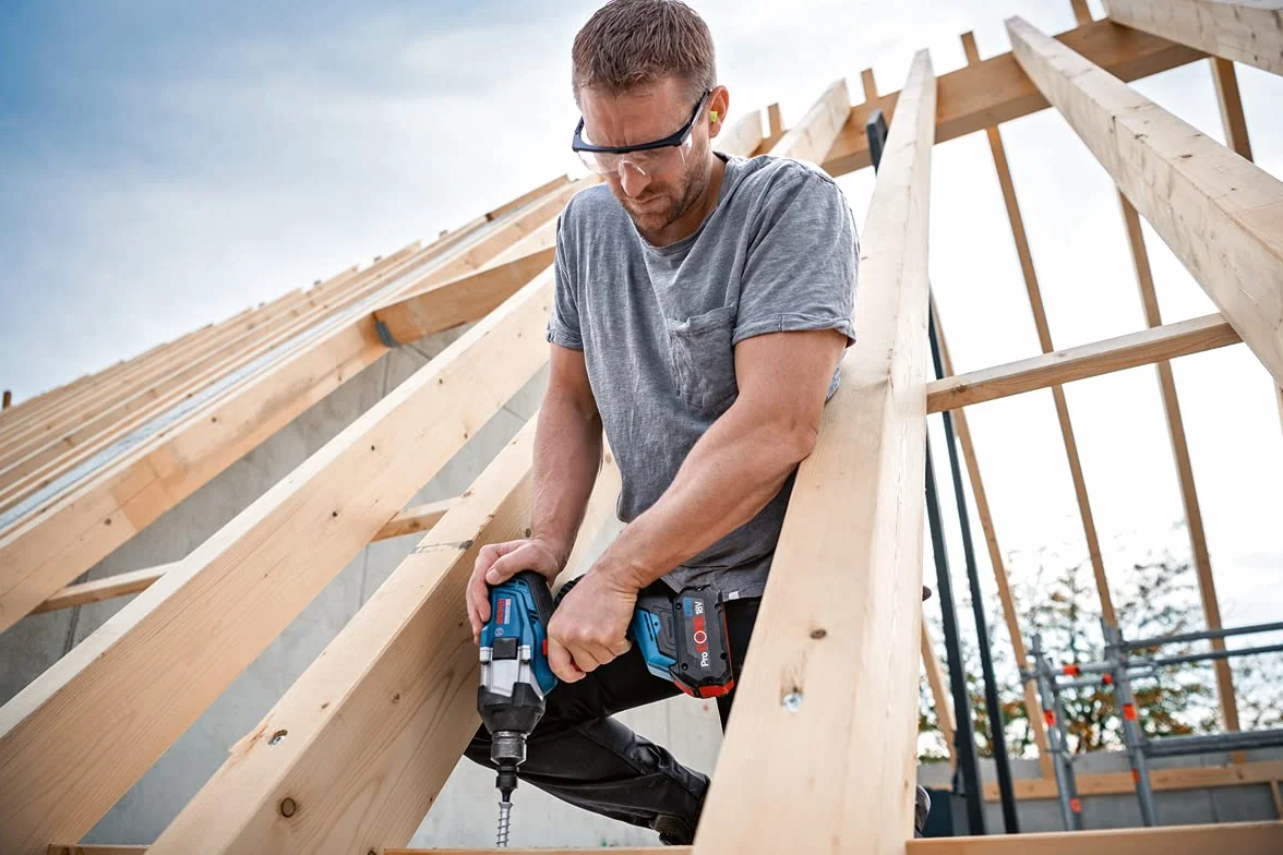 Bosch Professional system 18V: akumulatorowy klucz udarowy BITURBO GDS 18V-1000 (moment dokręcania 1 000 Nm, moment zrywający 1 600 Nm, walizka L-BOXX)