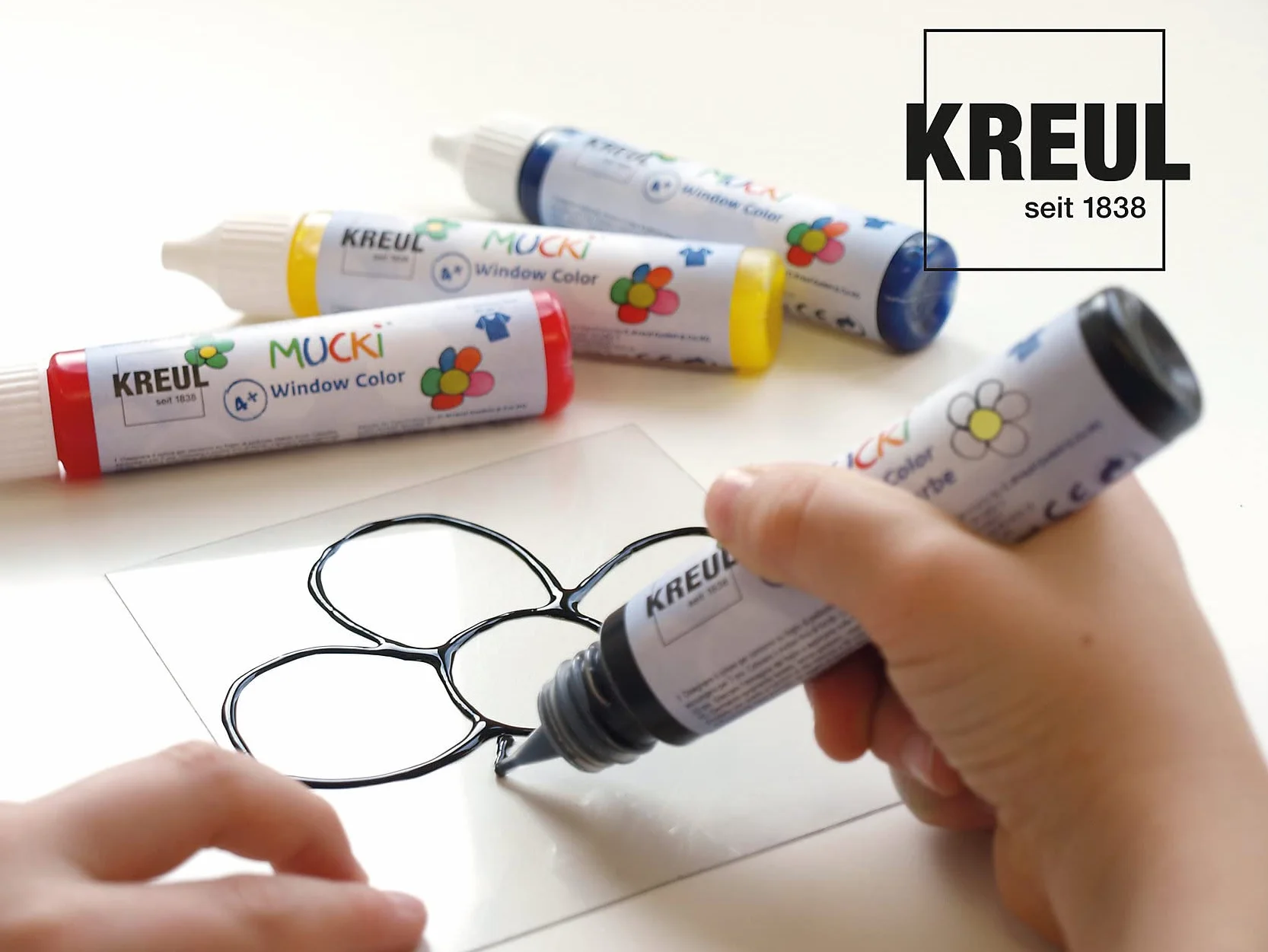 KREUL 24451 - Mucki Window Color Mały Świat Zwierząt - zestaw z 7 kredkami do kolorowania okien o pojemności 29 ml, plastikowymi kartami i szablonami, wegański, bezglutenowy, bez laktozy