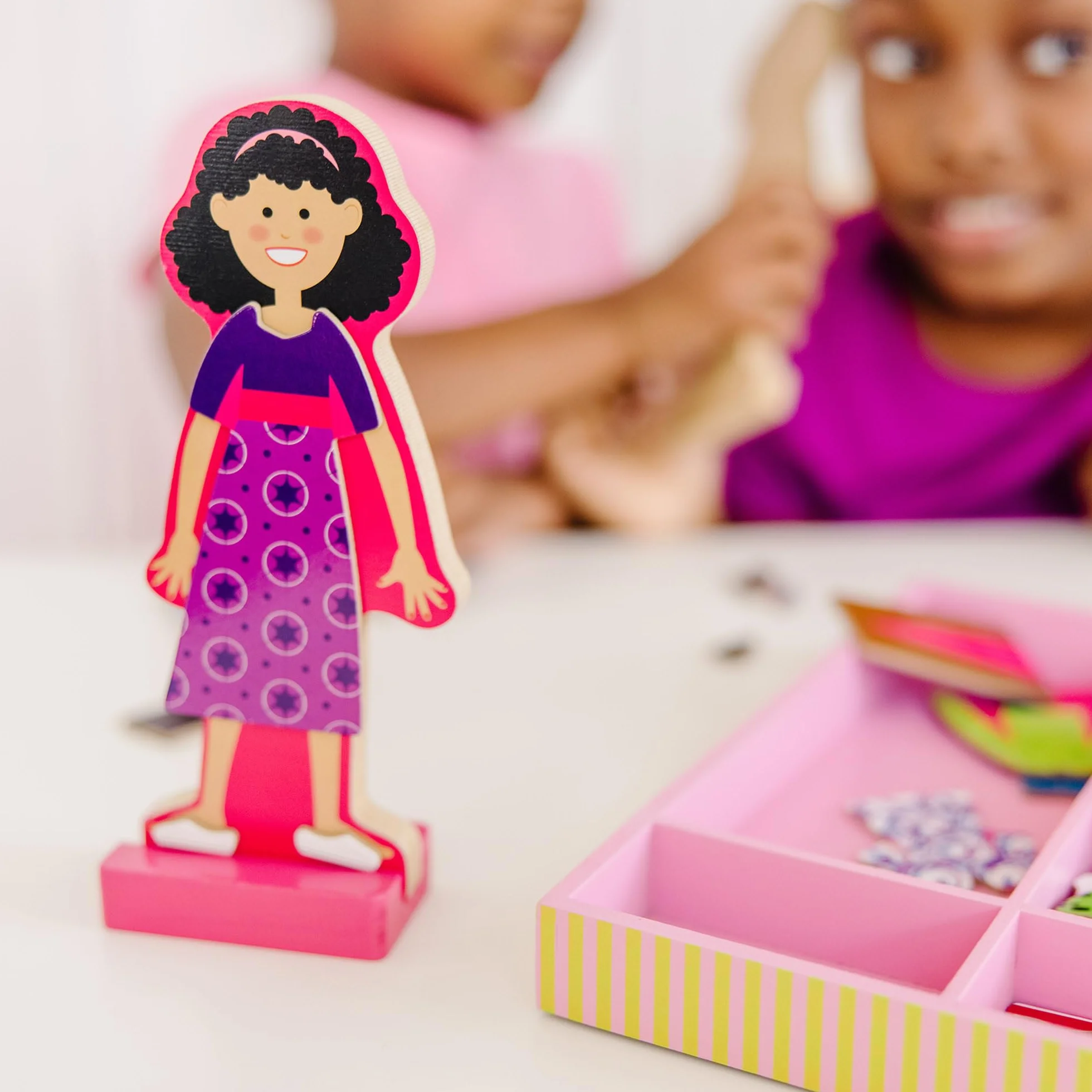 Melissa & Doug Abby & Emma Lalki do ubierania | Zestaw do zabawy w przebieranie | Drewniana zabawka kreatywna dla dzieci | Prezent dla chłopców i dziewczynek w wieku 3 4 5 6 lat