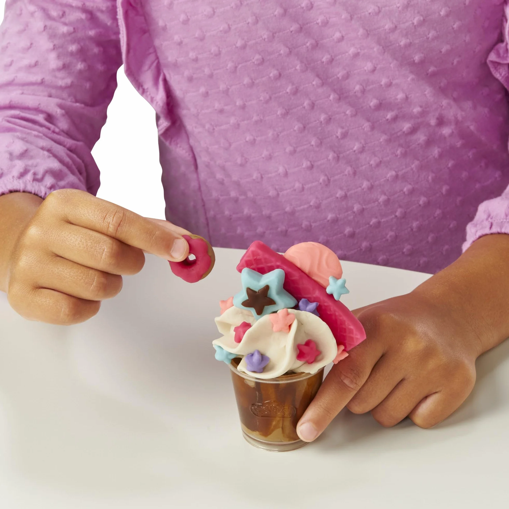 Play-Doh Kitchen Creations Superkolorowa kawiarnia | Zabawka dla dzieci ze sztucznym jedzeniem i kawą | 20 akcesoriów 8 tubek z ciastoliną po 56 g | Pomysł na prezent dla 3-latka i dla przedszkolaka