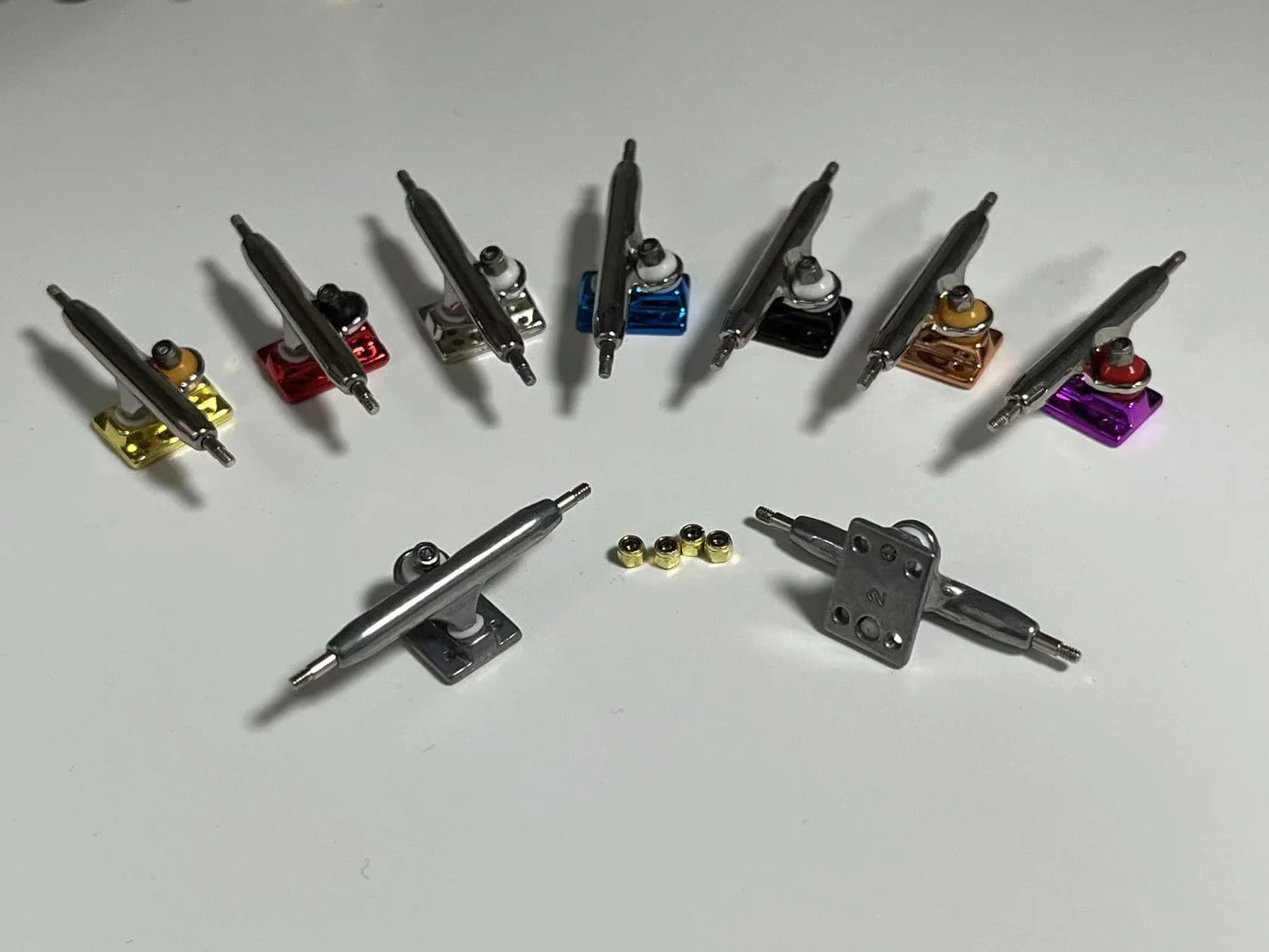 LEEFAI Pro Fingerboard Trucks mini Finger Deskorolka osie 4.0-Regular Kingpin Upgraded v2 płyta bazowa z płytą bazową kolor i rozmiar (36 mm, srebrna)