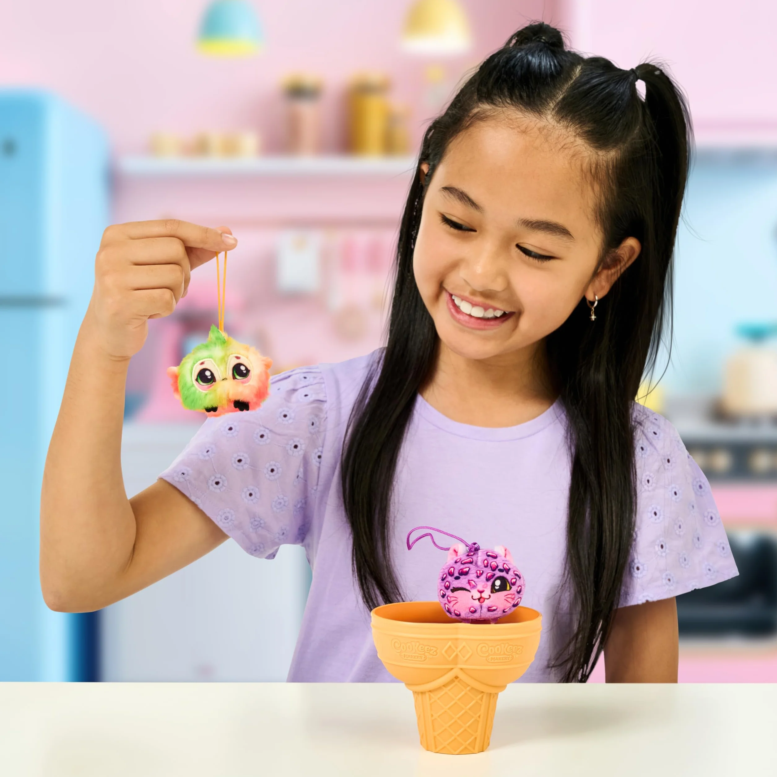 Cookeez Makery Yum Yumz Twin Pack, pełen zabawy i pełen mniamu! Dodaj składniki i odkryj 2 super urocze pachnące pluszowe zwierzaki w rożku do lodów, które możesz spersonalizować, ponad 30 do zebrania