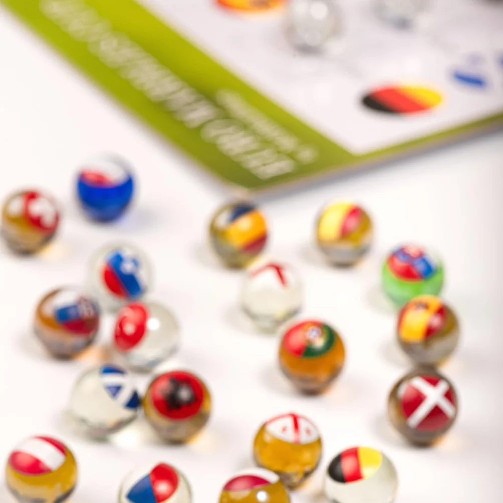 Kolekcja Europucharów 25 szklanych kulek dla dzieci z flagami piłkarskimi z flagami krajów świata 16 mm, idealny do torów kulkowych i wyścigów kulkowych