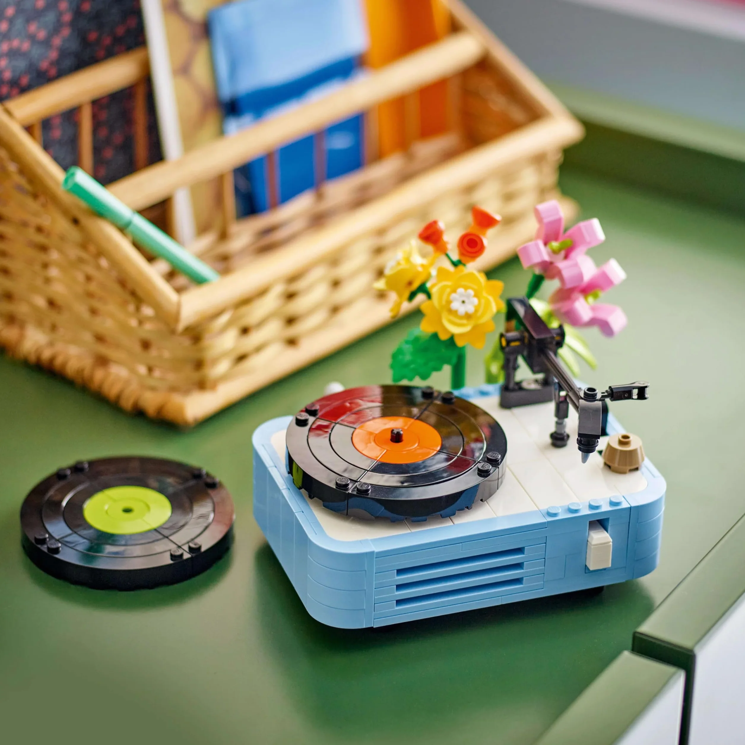 LEGO Creator 3 w 1 Gramofon z kwiatami, zabawka dla dziecka do przebudowania na radio lub mikrofon, zestaw kreatywny, pomysł na prezent muzyczny w stylu retro dla 8-latki, dziewczynki i chłopca 31172