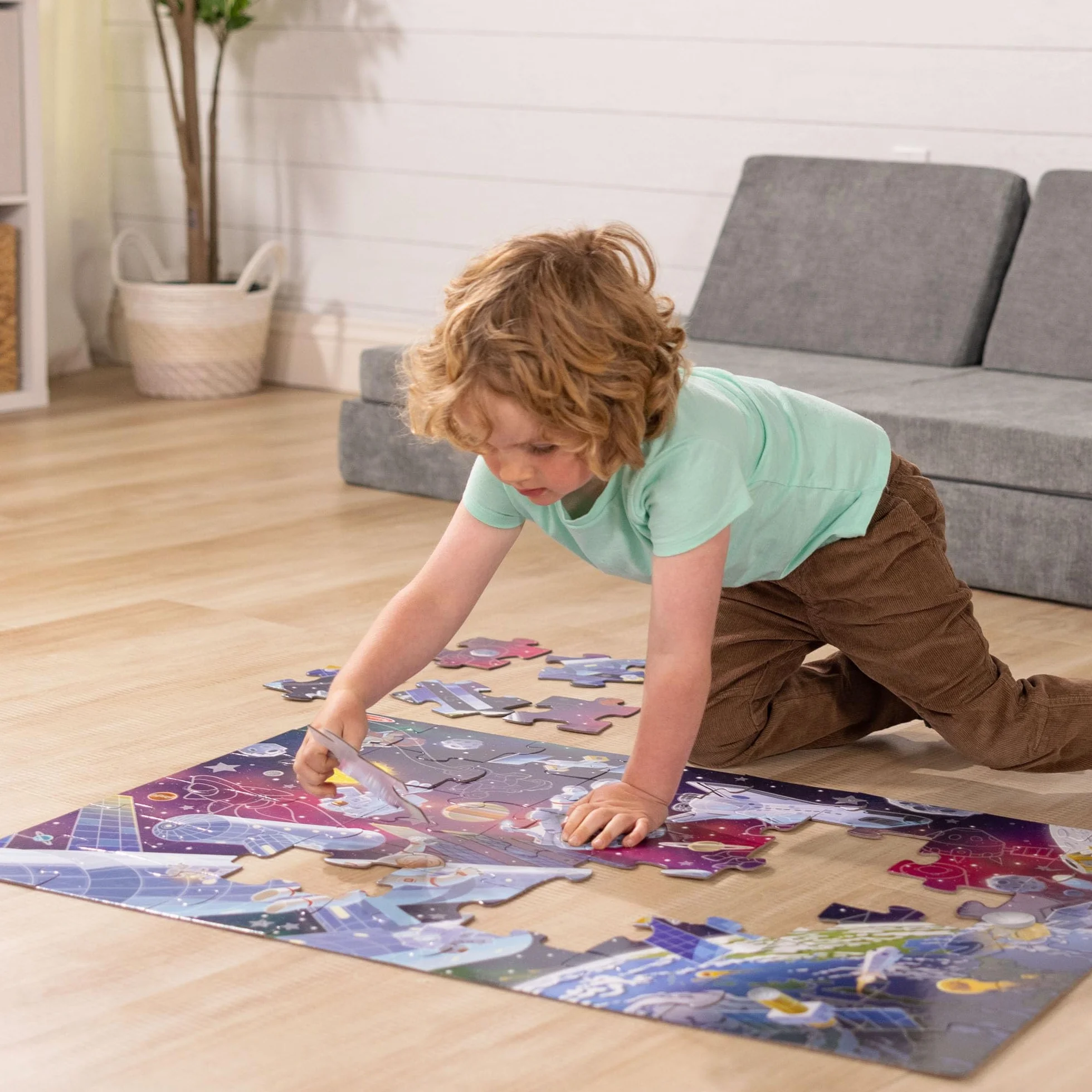 Melissa & Doug, Świecąca w ciemności układanka podłogowa z motywami kosmosu – 48 elementów, dla chłopców i dziewczynek w wieku powyżej 3. roku życia