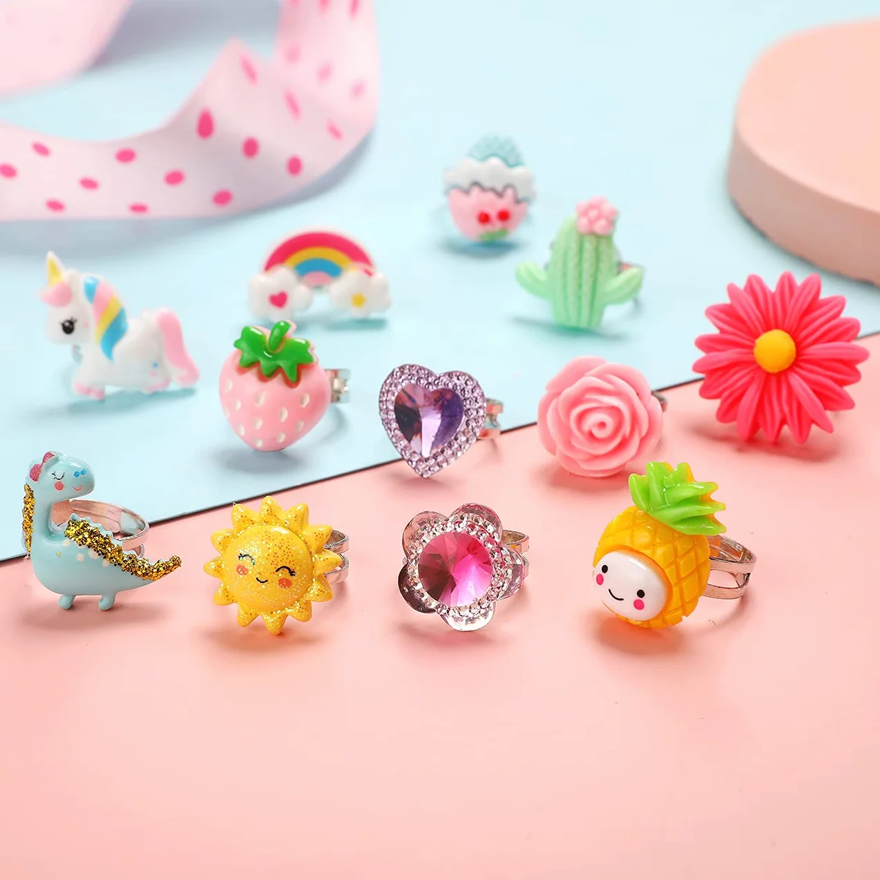 PinkSheep 24 urocze pierścionki jubilerskie dla małych dziewczynek, regulowane i bez powtórzeń, pierścionki do zabawy i przebierania, z pudełkiem prezentowym, akryl