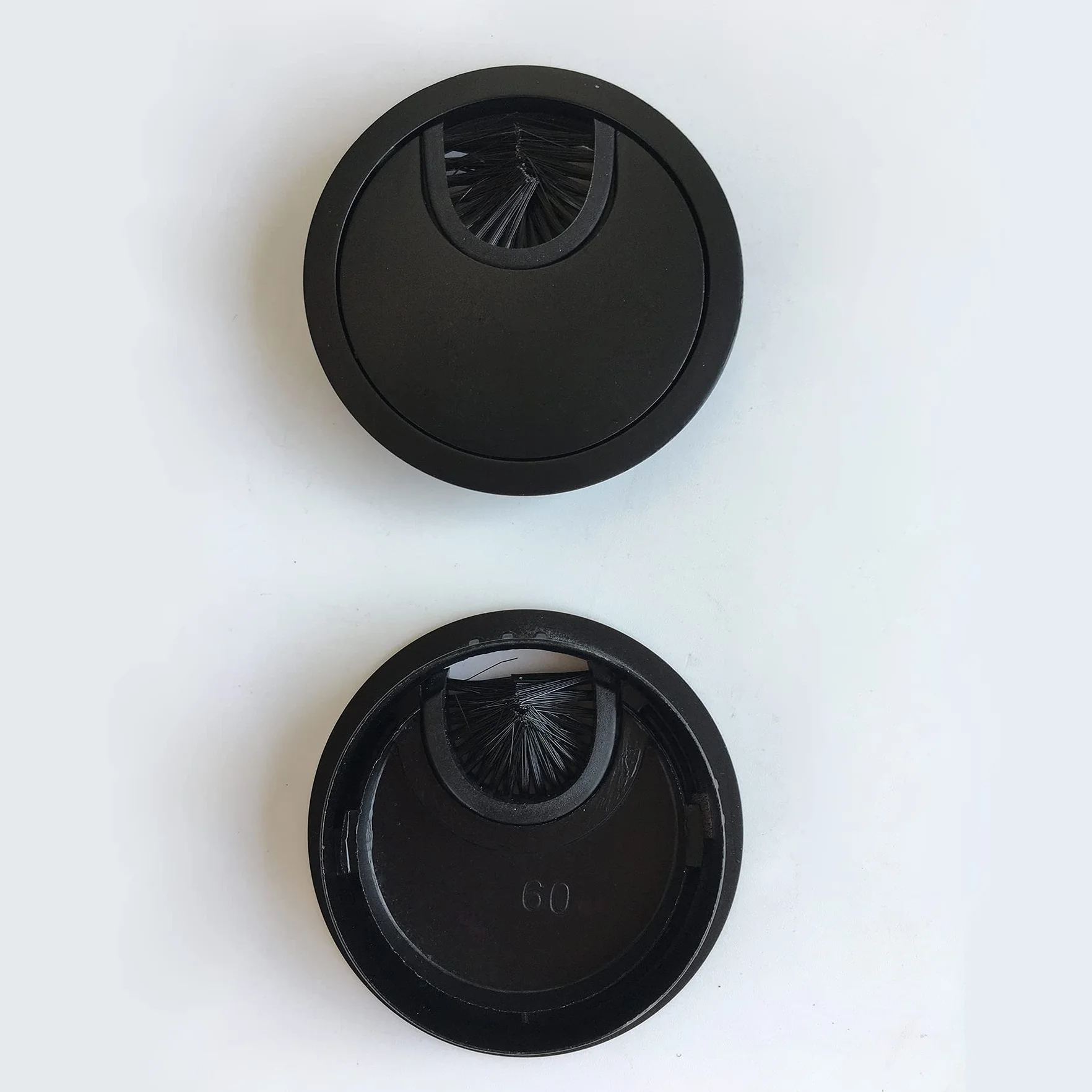 LIKERAINY Przelotka Kablowa Drutowe Przelotki na Biurko Okrągły Ø60mm Wylot Kablowy Schludna Pokrywa Wkładka Organizacja Kabli i Przewodów w Metalu Czarne 4 pcs