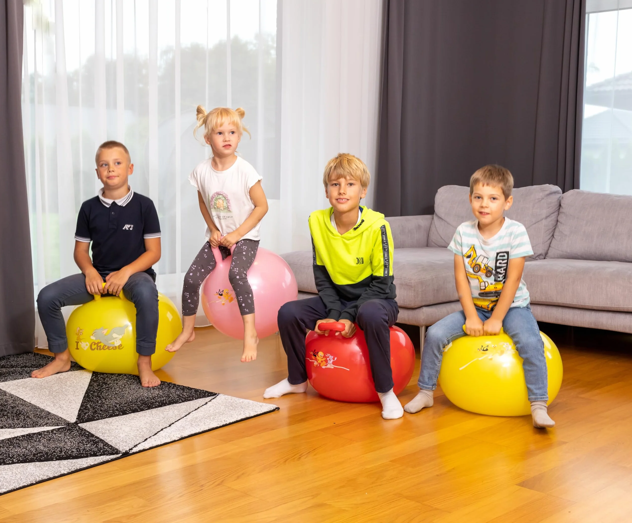 Looney Tunes Space Hopper Pink: Bouncing Fun for Kids - Durable and Safe Inflatable - Idealny do użytku wewnątrz i na zewnątrz dla aktywnych dzieci - oficjalnie licencjonowany Warner Bros