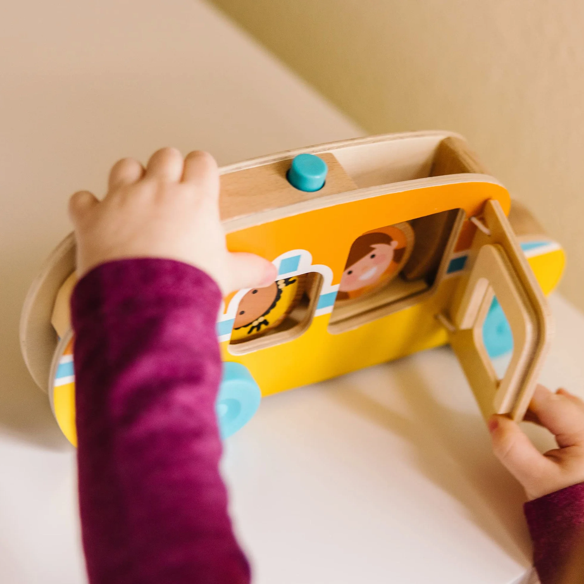 Melissa & Doug GO Tots Drewniany autobus „Tocz się i jedź” z 3 krążkami, drewniane zabawki dla małych dzieci, pojazd zabawkowy, zabawki rozwojowe, od 12 miesięcy, prezent dla chłopca i dziewczynki
