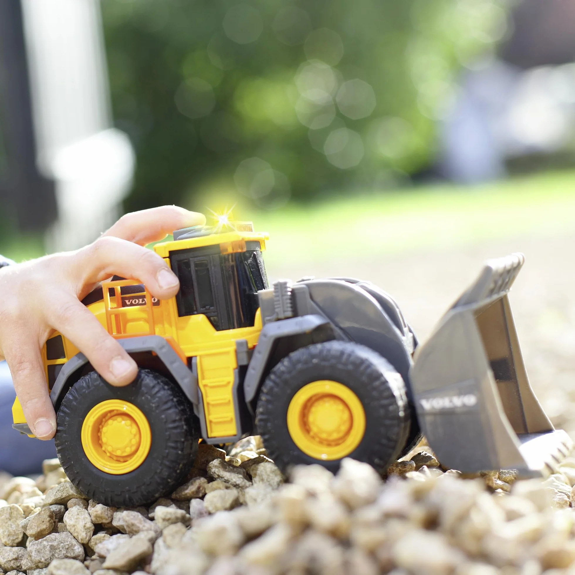 Dickie Toys 203723006 Volvo Ładowarka kołowa 23 cm z ogromną łopatą, światła i efekty dźwiękowe, zabawka na plac budowy dla chłopców i dziewcząt w wieku od 3 lat
