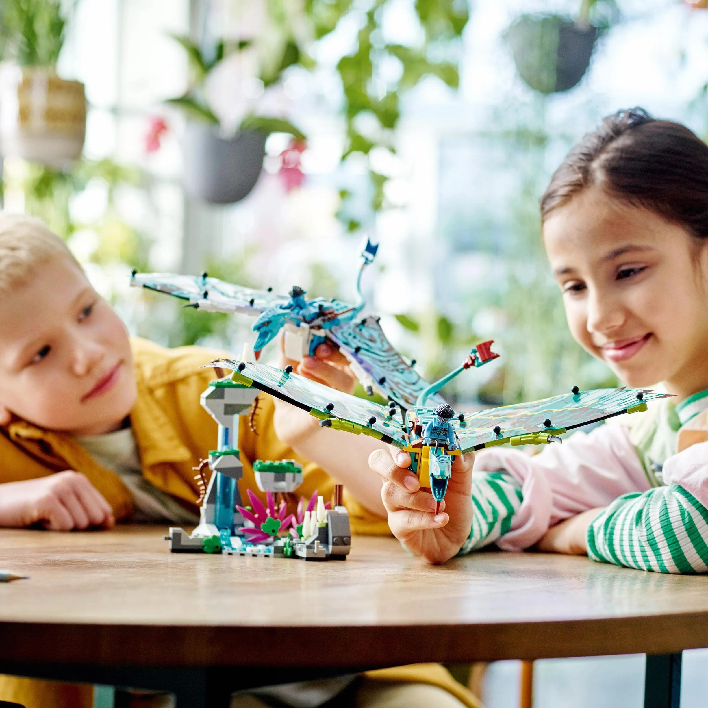 LEGO Avatar Pierwszy lot na zmorze Jake’a i Neytiri, zestaw z filmu „Avatar” z 2 figurkam zmór do zbudowania z ruchomymi, foliowymi skrzydłami, zabawka dla dziecka i prezent dla 9-latka, 75572