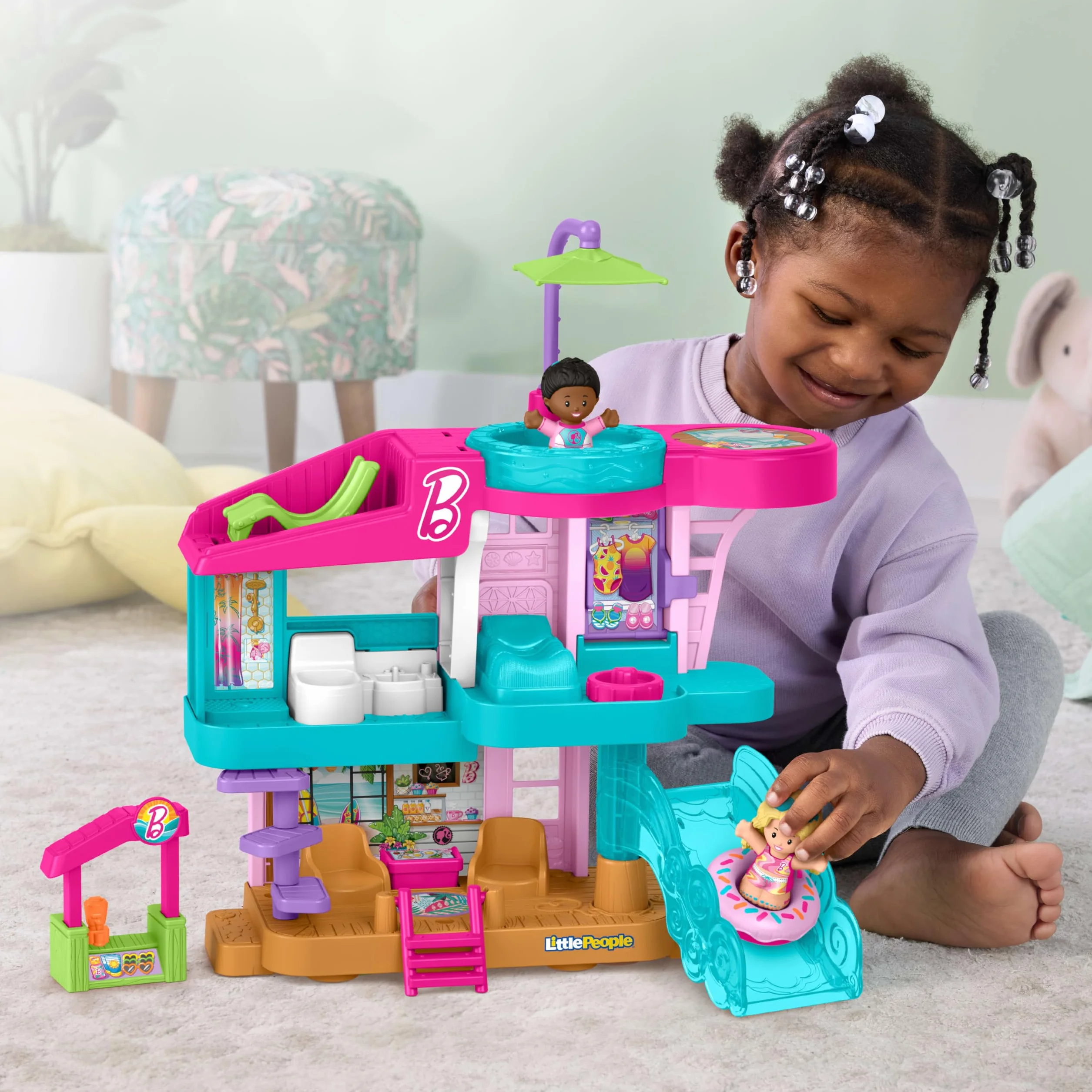 Fisher-Price Little People Barbie Domek Malibu Zestaw z 2 figurkami i akcesoriami do zabawy w naśladowanie, zabawka dla dzieci od 18 miesiąca życia, JCW71