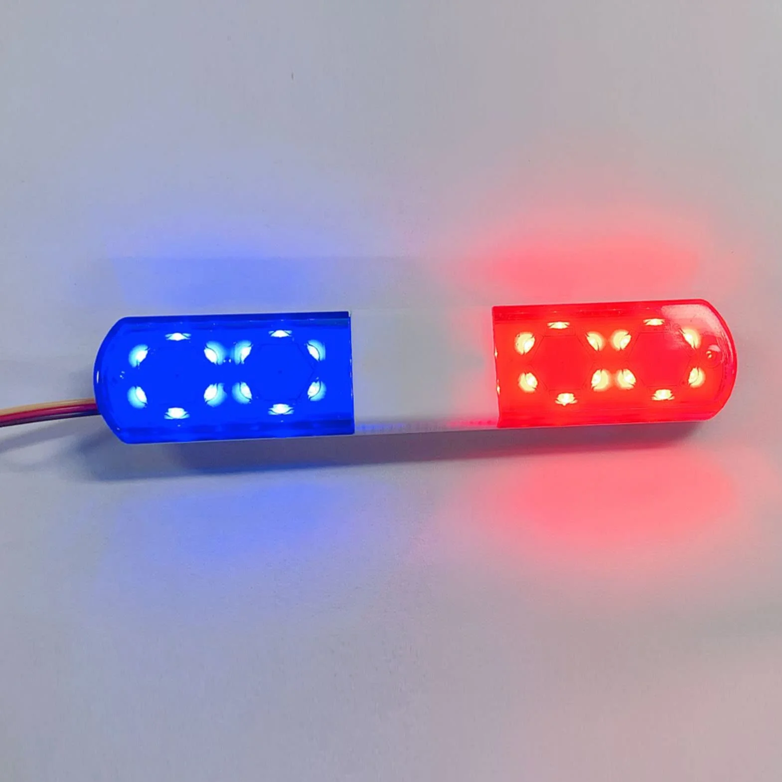 RC Car Police Flash Light, Symulacja Projektowania 4 Tryby RC LED Police Light Alarmujące światło dla 1/8 1/10 RC Cars, RC Model LED Police Night Light Bar Flash Lamp(czerwony niebieski)