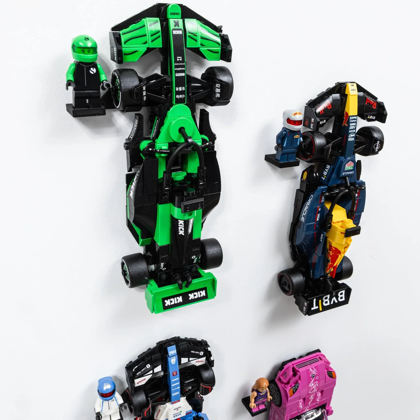 Haczyki do montażu ściennego kompatybilne z LEGO Speed Champions ze stojakami na kierowcę