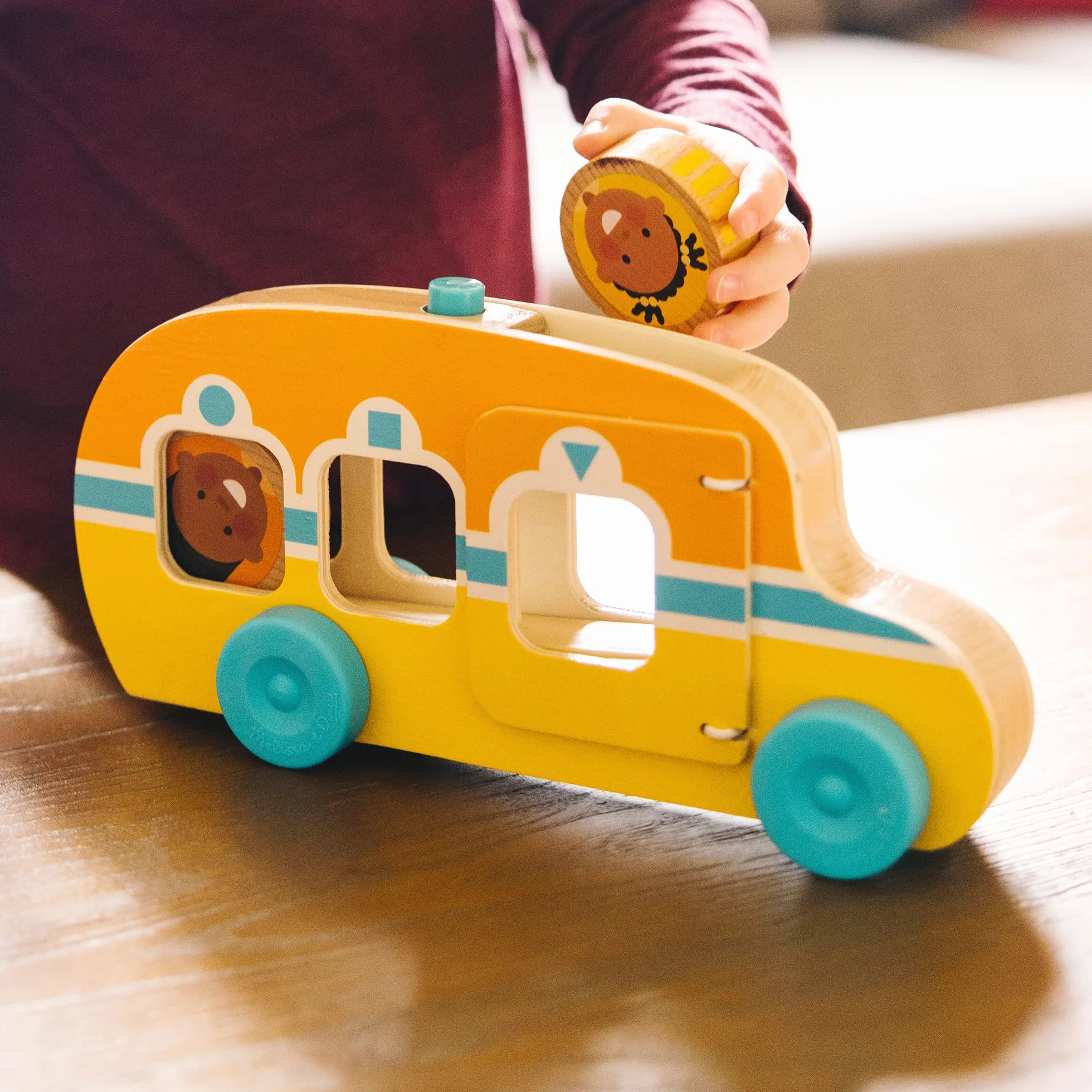 Melissa & Doug GO Tots Drewniany autobus „Tocz się i jedź” z 3 krążkami, drewniane zabawki dla małych dzieci, pojazd zabawkowy, zabawki rozwojowe, od 12 miesięcy, prezent dla chłopca i dziewczynki