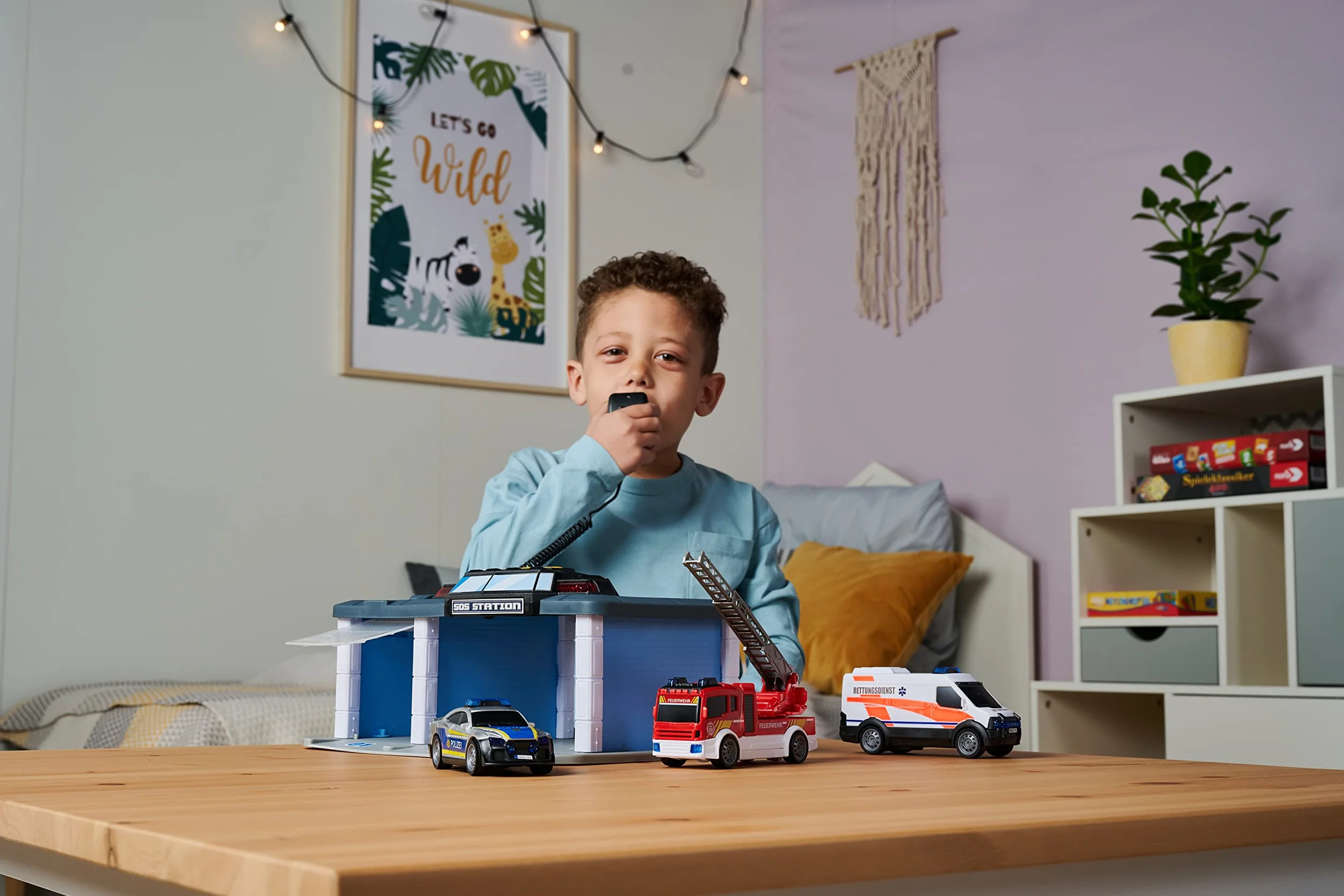 Dickie Toys SOS stacja ratunkowa z policją, straż pożarna i karetką pogotowia, stacja z oświetleniem i dźwiękiem, mikrofon z funkcją głośnika, brama do otwierania, w zestawie baterie, 31 x 22 x 16 cm,