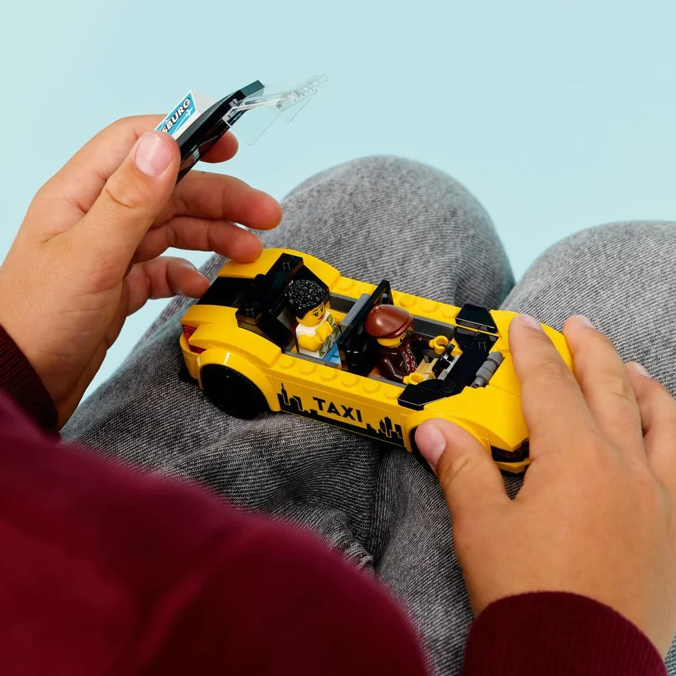 LEGO City Żółta taksówka, samochód do zbudowania i dwie minifigurki, zabawka dla dziecka, pomysł na prezent dla 5-latka, na urodziny dla chłopca i upominek dla dziewczynki, ozdoba na biurko 60487