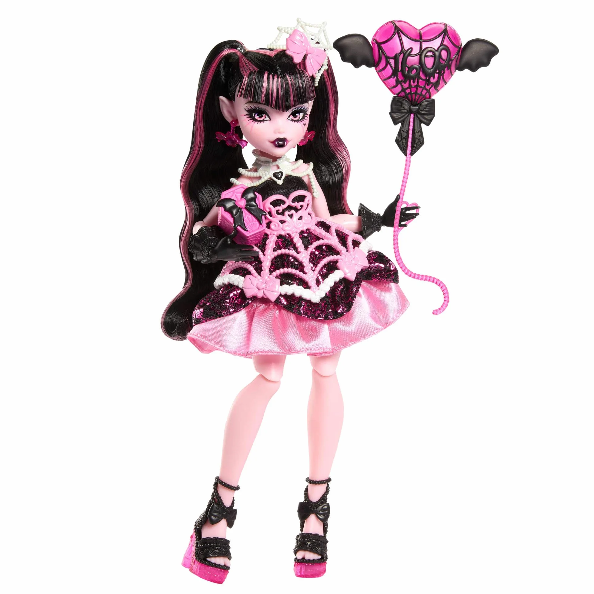 Monster High Straszysłodkie urodziny Draculaura Lalka zabawka w różowo-czarnej sukience z akcesoriami tematycznymi, w tym zaproszenie, „balon”, prezent i wachlarz, JBG74