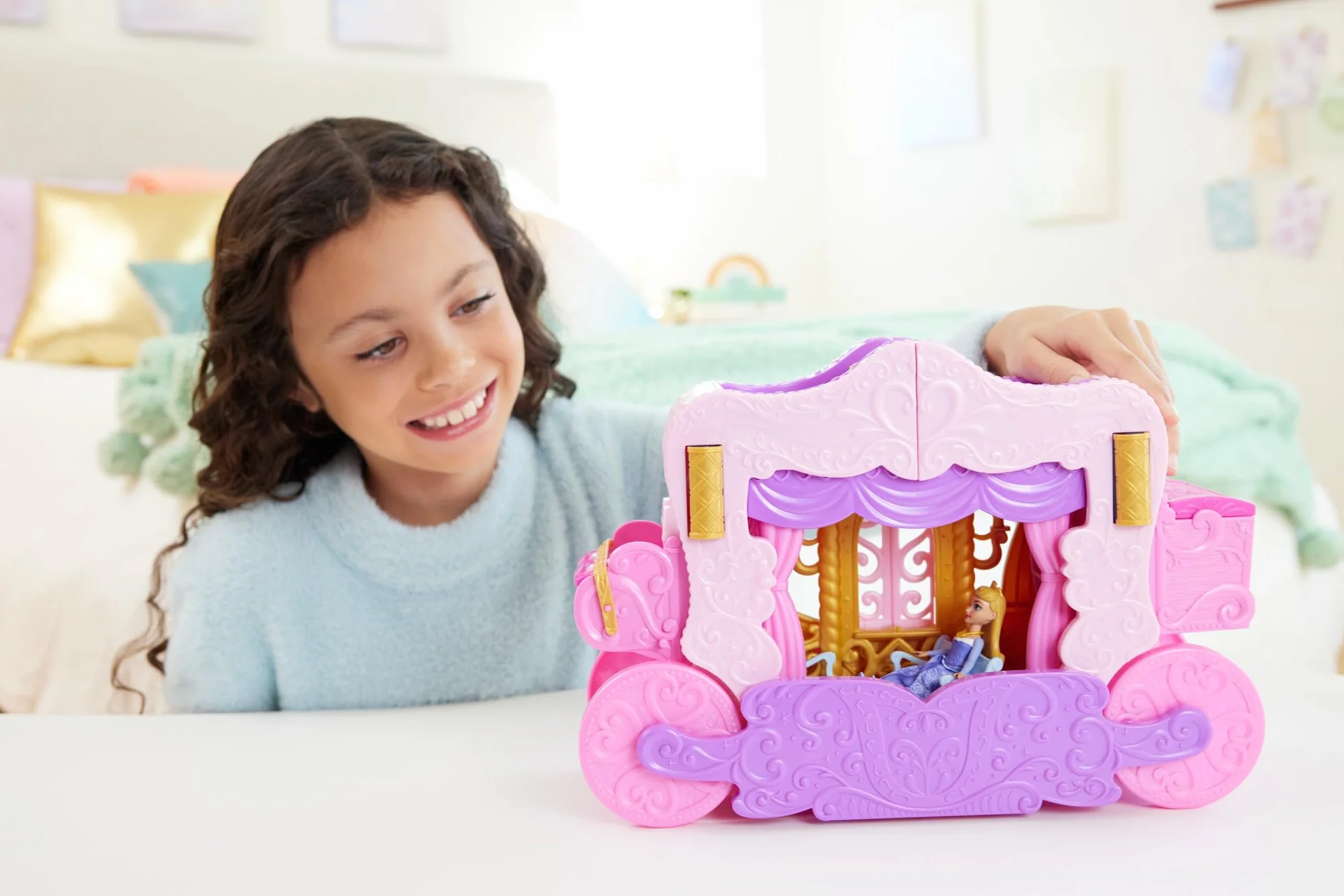 Mattel Księżniczka Disneya Karoca-Zamek 2w1 Zestaw z 3 poziomami, 6 obszarami zabawy, transformacją, małą lalką Aurorą, 4 figurkami, mebelkami i akcesoriami, HWX17
