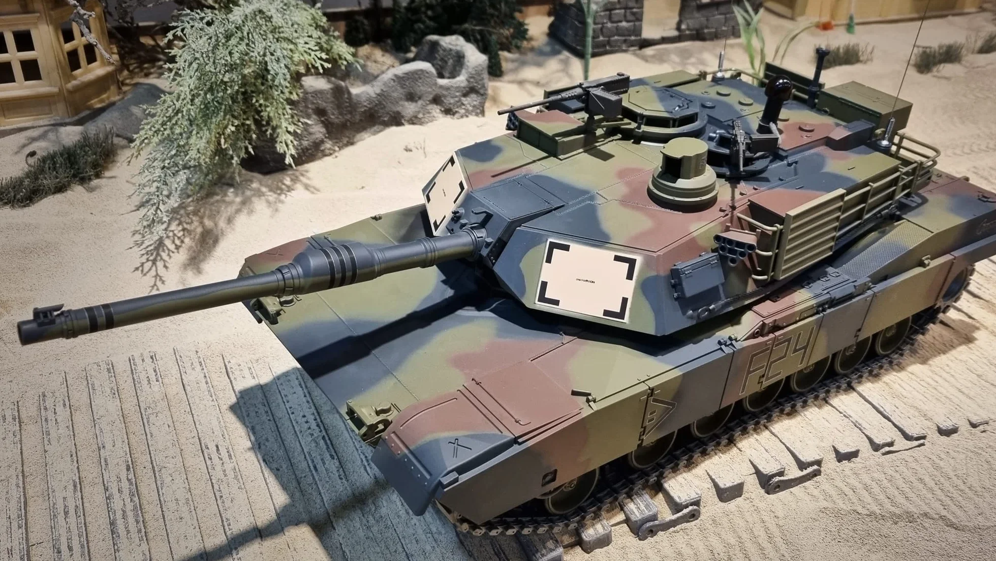 ES-TOYS Czołg zdalnie sterowany z funkcją strzelania M1A2 Abrams Heng Long 1:16 z dymem i dźwiękiem + metalowa przekładnia + 2,4Ghz V7.0 - UPG-A