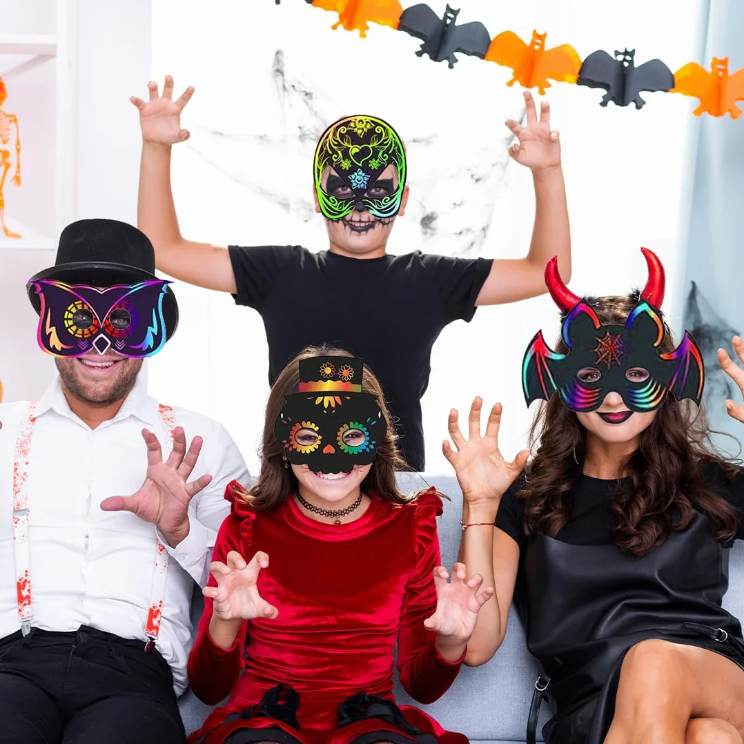 Wishstar 24 sztuki obrazków do zdrapywania na Halloween, maseczki do zdrapywania dla dzieci, maski na Halloween, zestaw do majsterkowania DIY z elastycznymi sznurkami i drewnianymi rylcami, dekoracja