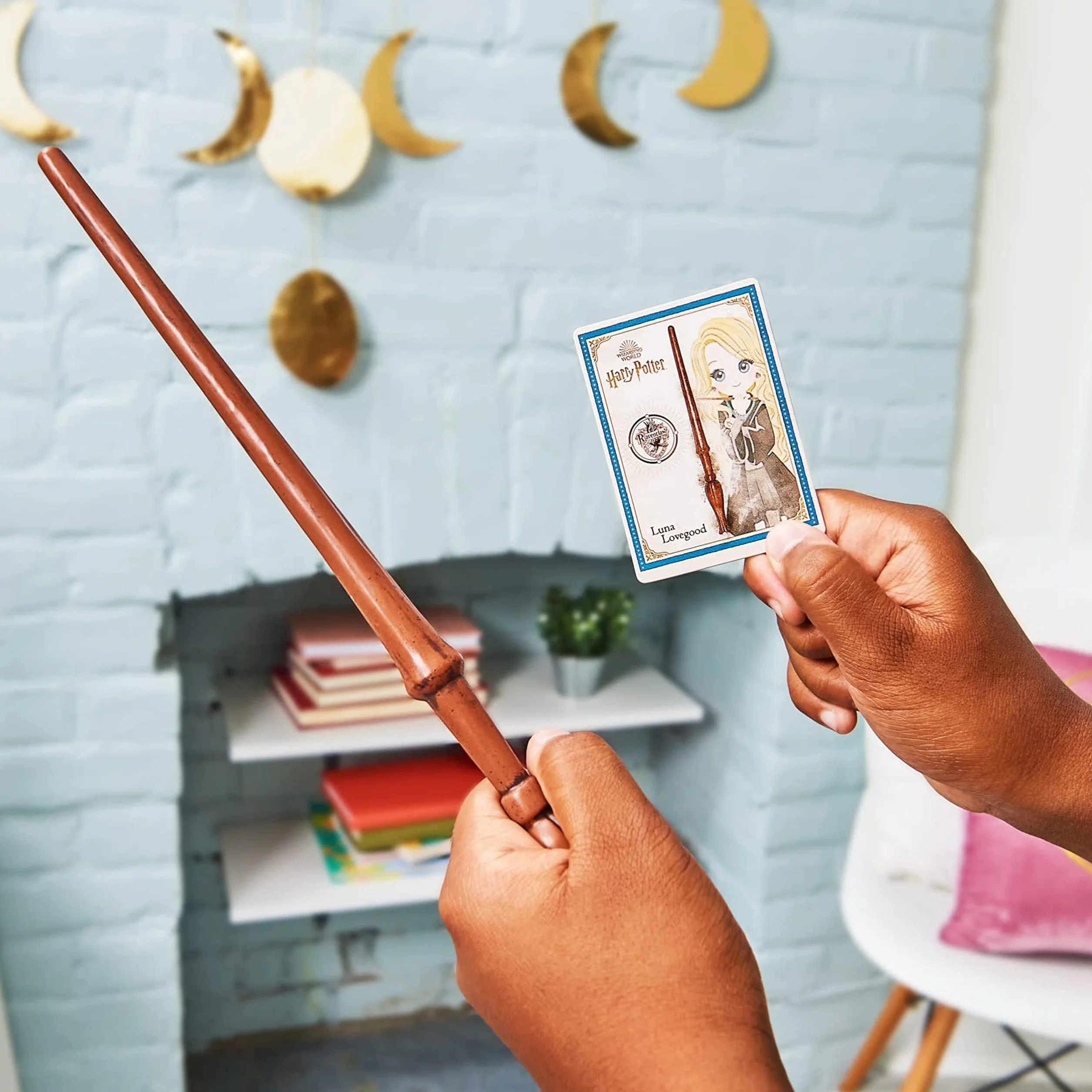 Wizarding World Harry Potter, 30 cm czarująca magiczna różdżka Luna Lovegood z kolekcjonerską kartą zaklęć, zabawki dla dzieci od 6 lat