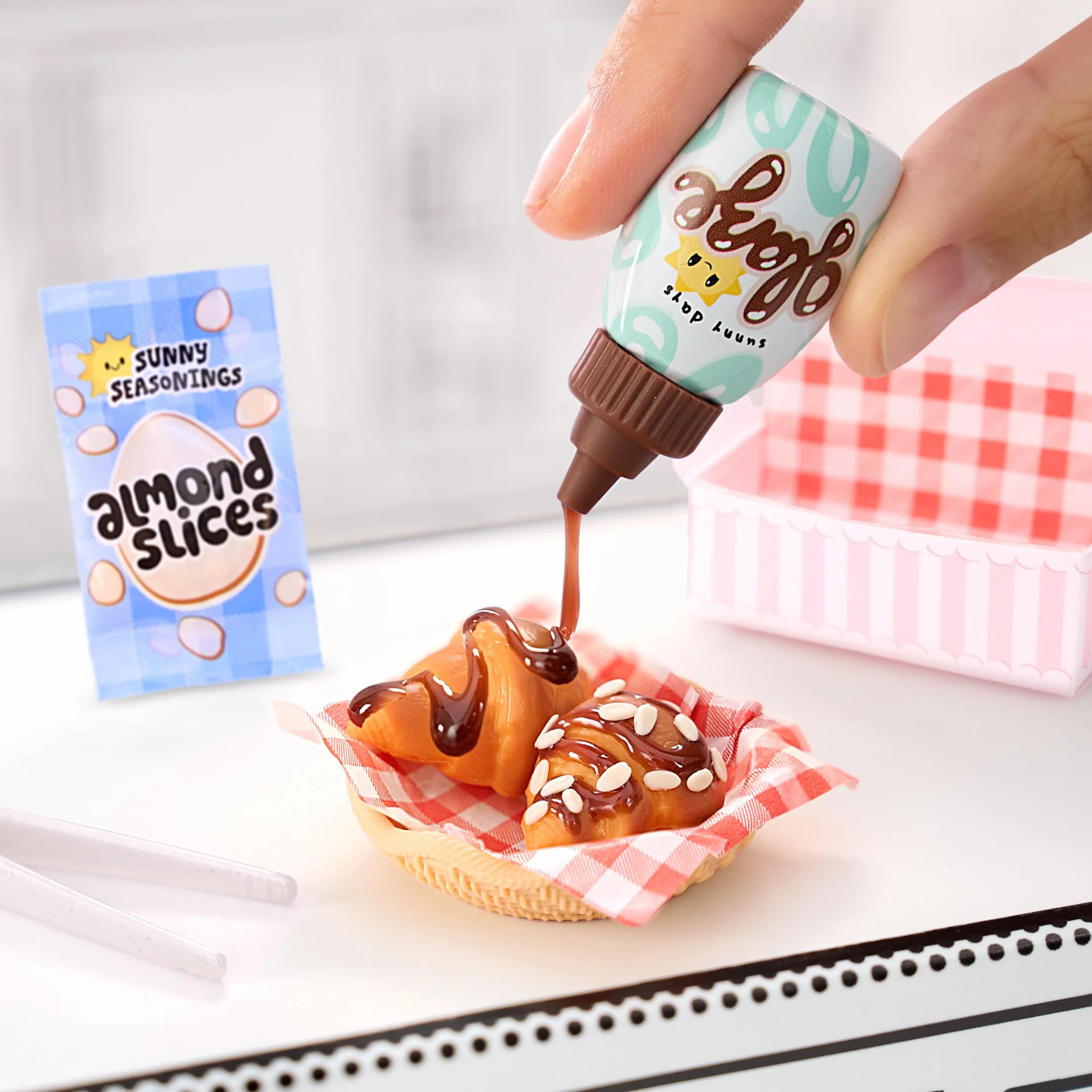 MGA's Miniverse Make It Mini Cafe Seria 4 - Mini przedmioty kolekcjonerskie, pudełko niespodzianka, dla dzieci 8+