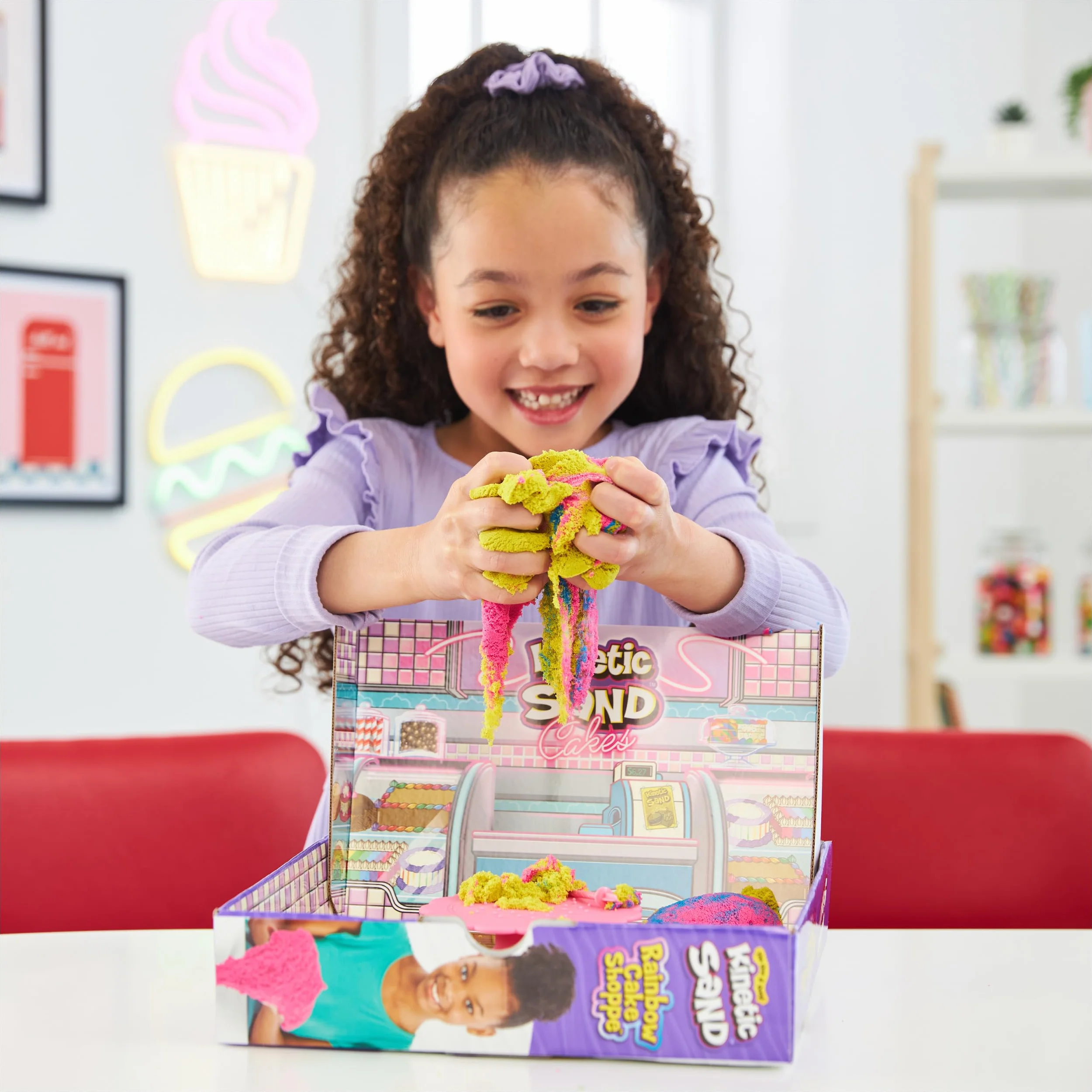 Kinetic Sand MAGICZNY Piasek - Rainbow Cake SHOPPE - 680g żółtego, różowego, niebieskiego i białego piasku waniliowego - zestaw rękodzieła dla dzieci zabawki sensoryczne - 6068029 - Zabawki dla dzieci