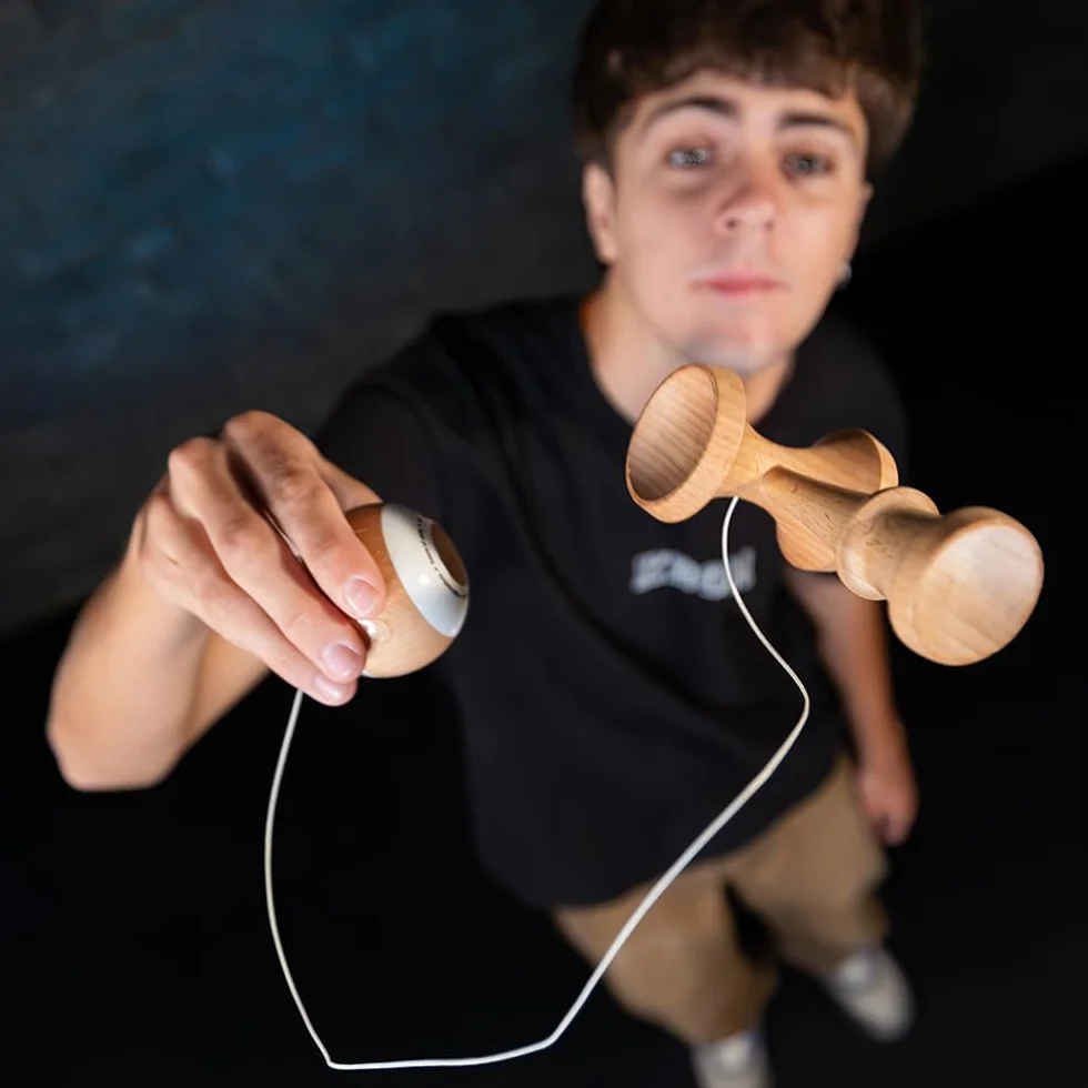 Kendama - drewno (do każdego poziomu umiejętności, łącznie z zestawem naklejek, zapasowym sznurkiem i aplikacją do nauki sztuczek)