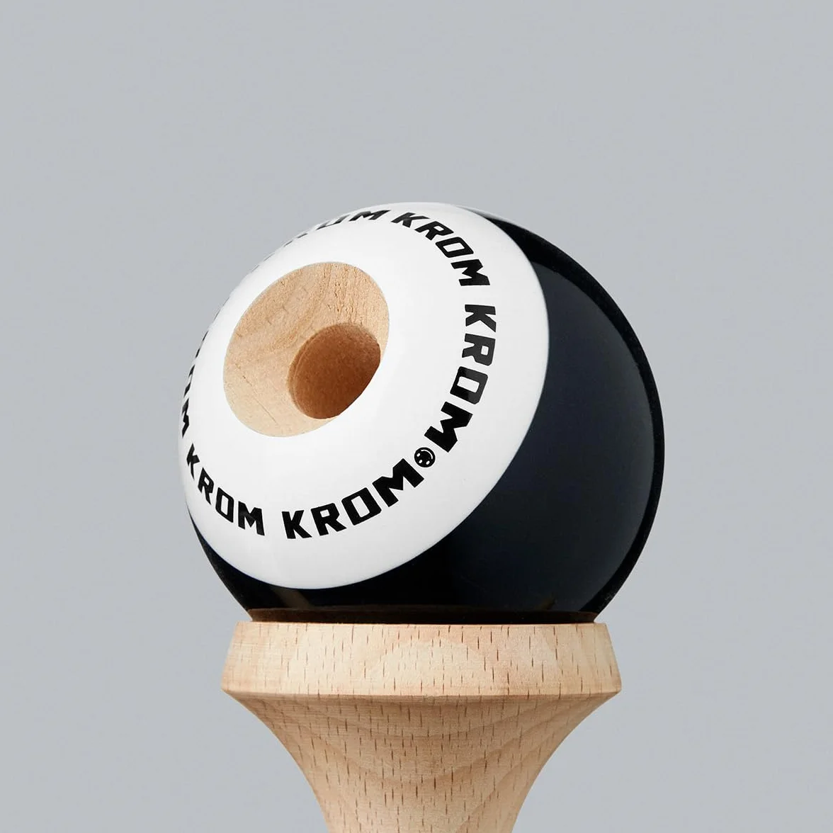 KROM Pro Kendama Drewniany bilboquet dla początkujących i zaawansowanych - Pop LOL Black - Bilboquet gra zręcznościowa do użytku na zewnątrz i wewnątrz - drewniana zabawka ze sznurkiem, piłka