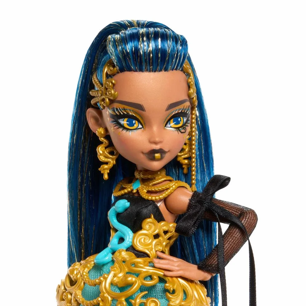 Monster High Straszysłodkie urodziny Cleo de Nile Lalka zabawka w złocistej sukience + akcesoria tematyczne, w tym zaproszenie, „balon”, prezent i „szminka”, zestaw, zabawka dla dzieci od 4 lat, JBG76