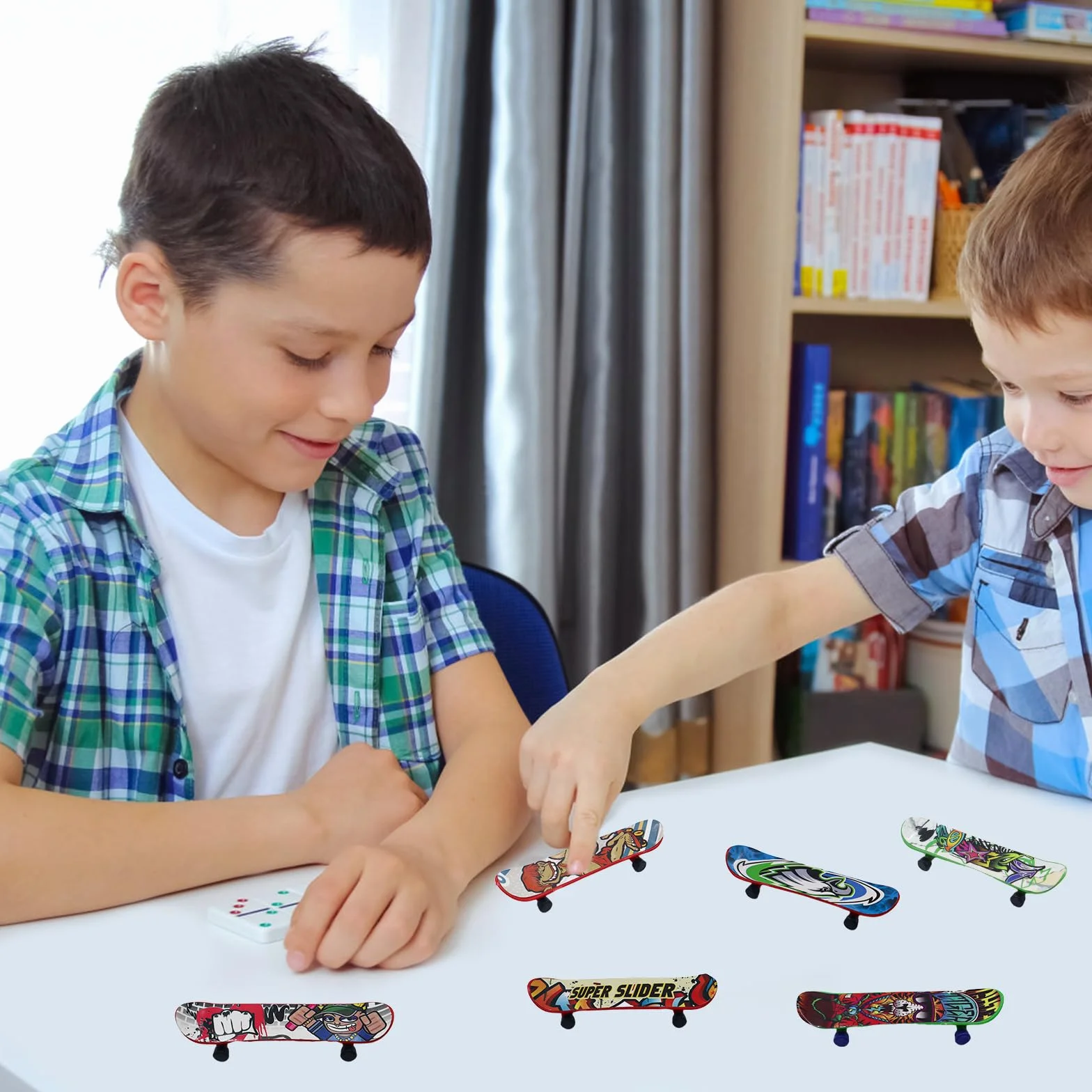 OMJMYY 30 sztuk Mini deskorolka na palec, Zabawka na palce, Profesjonalna deskorolka na palce, Zestaw kreskówkowych deskorolek na palce dla dzieci na urodziny, Kreatywne prezenty dla gości