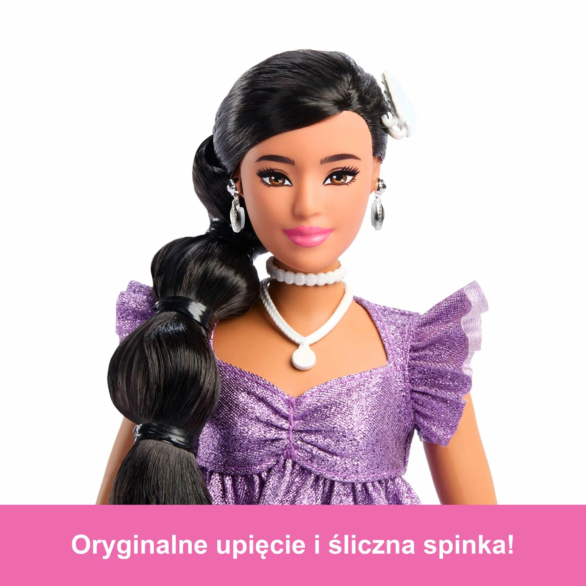 Barbie Deluxe Style Lalka modowa #8 z czarnymi włosami ułożonymi w warkocz, w metalicznej fioletowej koszulce oraz błyszczących szortach i z akcesoriami, w tym perełkową biżuterią i torebką, JFP43