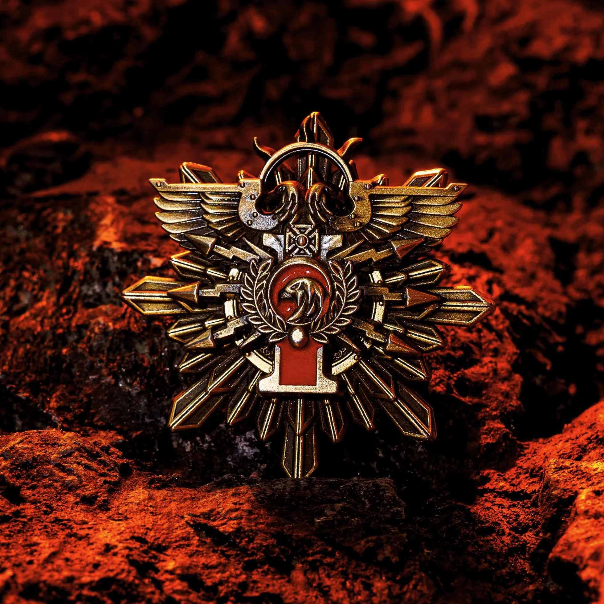 Starforged Brosche Mark of the Ten Thousand Golden Legion Adeptus Custudes Warhammer 40K Merchandise Pin Badge, Złoty