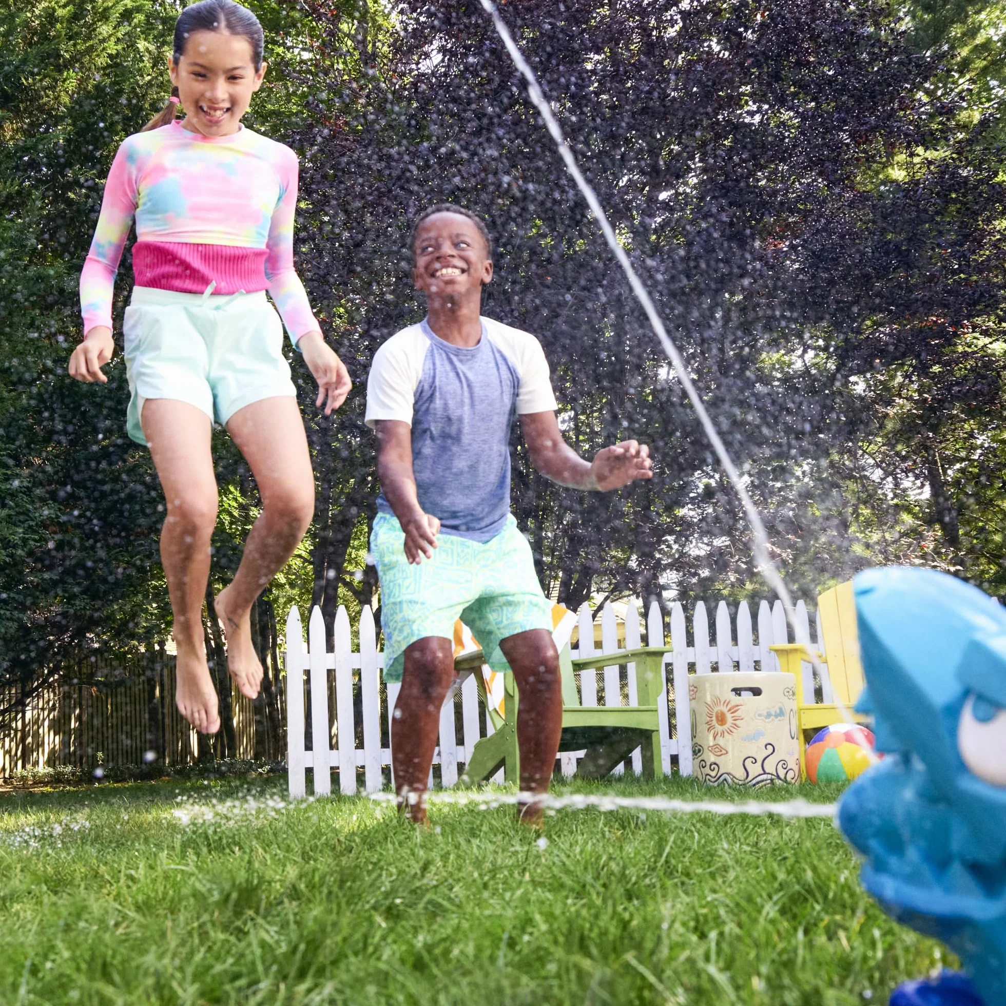 Zabawka wodna Nerf Super Soaker Hop & Chomp, polewanie strumieniami wody, kłapiąca szczęka, podłączanie do węża ogrodowego, zabawki dla dzieci do wodnej zabawy poza domem, wiek: od 3 lat