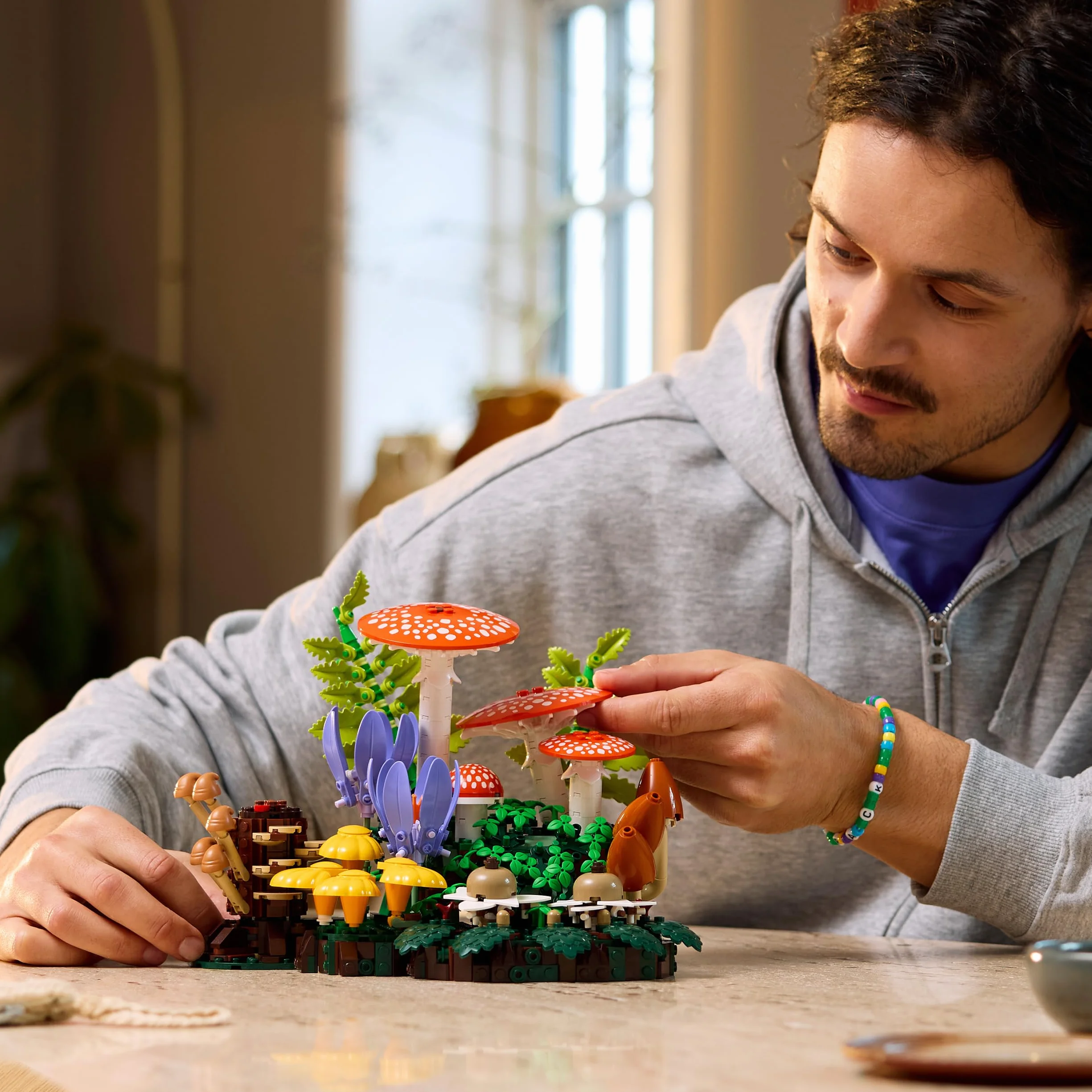 LEGO Botanicals Grzyby leśne, zestaw konstrukcyjny dla dorosłych, roślinna ozdoba do salonu z muchomorem i kwiatami, pomysł na prezent dla kobiety, mężczyzny i miłośników roślin 11505