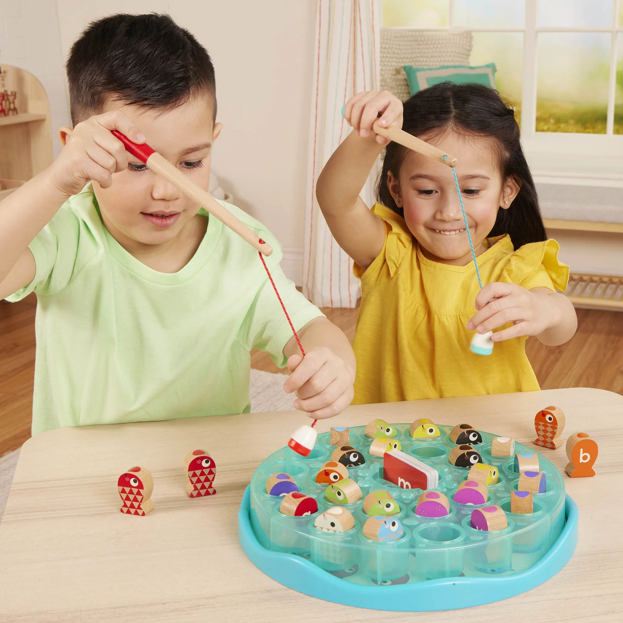 Battat Education 62243470095 Magnetyczna gra wędkarska z drewna z ABC i kolorowymi, nauka liter, zestaw wędkarski z 2 wędkami i 26 rybami dla dzieci od 2 lat, drewniana zabawka (58 części), niebieska