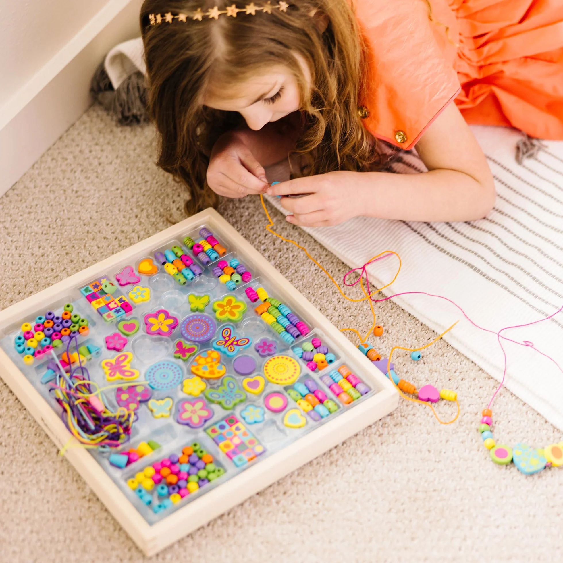 Melissa & Doug Drewniany Zestaw Koralików | Zabawa kreatywna| Zestaw koralików do robienia biżuterii| Drewniane koraliki dla dzieci w wieku 3 4 5 6 lat | Prezent dla chłopca lub dziewczynki