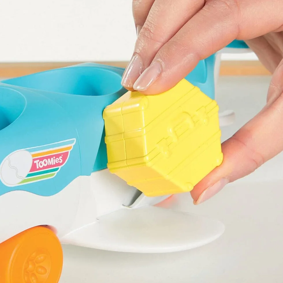 Toomies TOMY Hide and Squeak 2 w 1 Load and Go Plane zabawka dla niemowląt, zabawka edukacyjna dla niemowląt, zabawki muzyczne z kolorami i dźwiękami, dla chłopców i dziewcząt w wieku 1, 2 i 3 lat