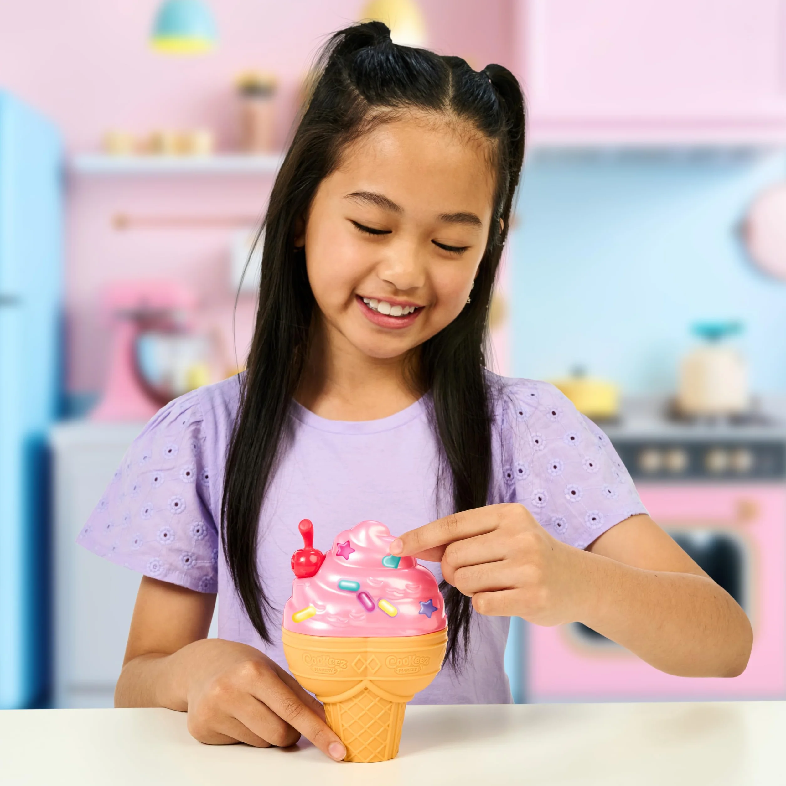 Cookeez Makery Yum Yumz Twin Pack, pełen zabawy i pełen mniamu! Dodaj składniki i odkryj 2 super urocze pachnące pluszowe zwierzaki w rożku do lodów, które możesz spersonalizować, ponad 30 do zebrania