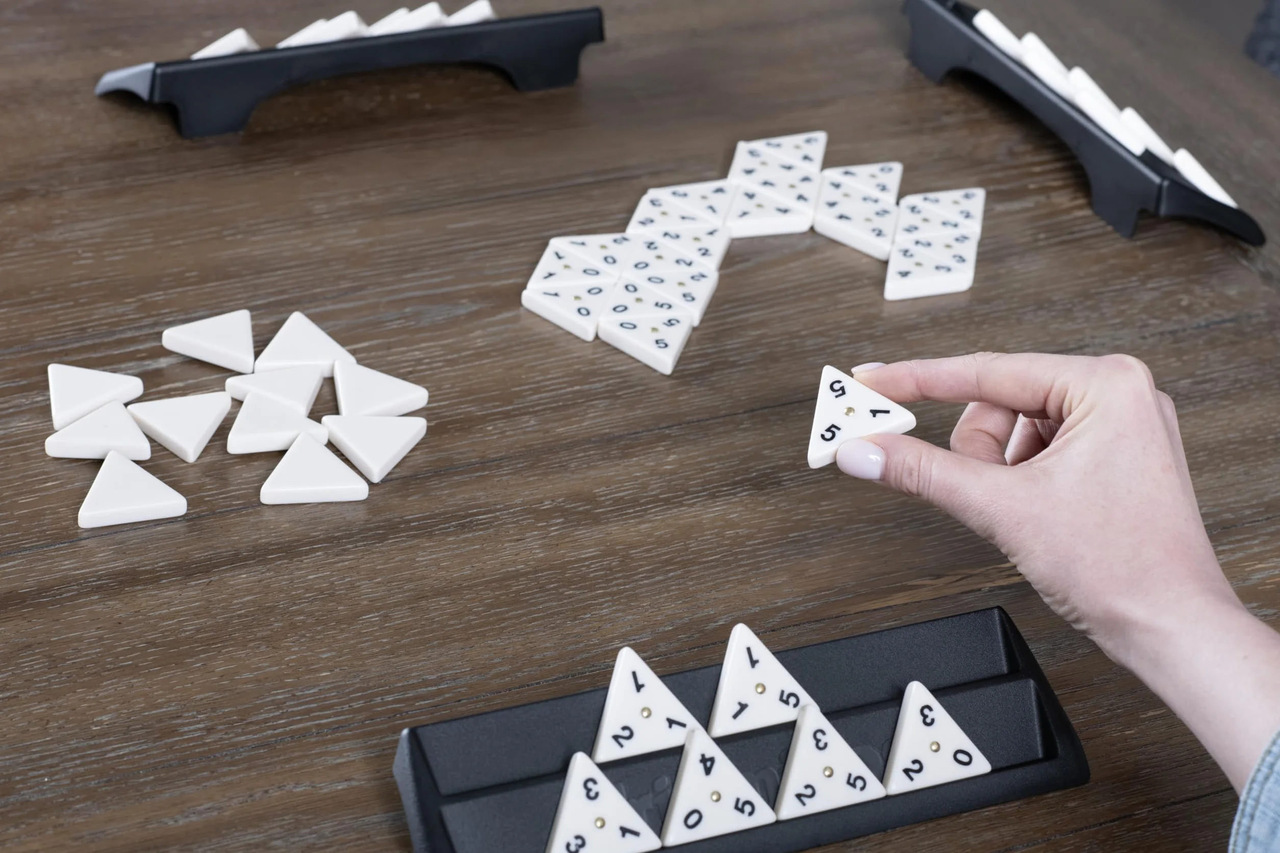 Goliath Triominos 6 graczy - Gra planszowa dla dzieci od 6 lat - Innowacyjna 3-stronna gra Domino - Gra strategiczna i myślowa - Do zabawy z rodziną lub przyjaciółmi - 2-6 graczy