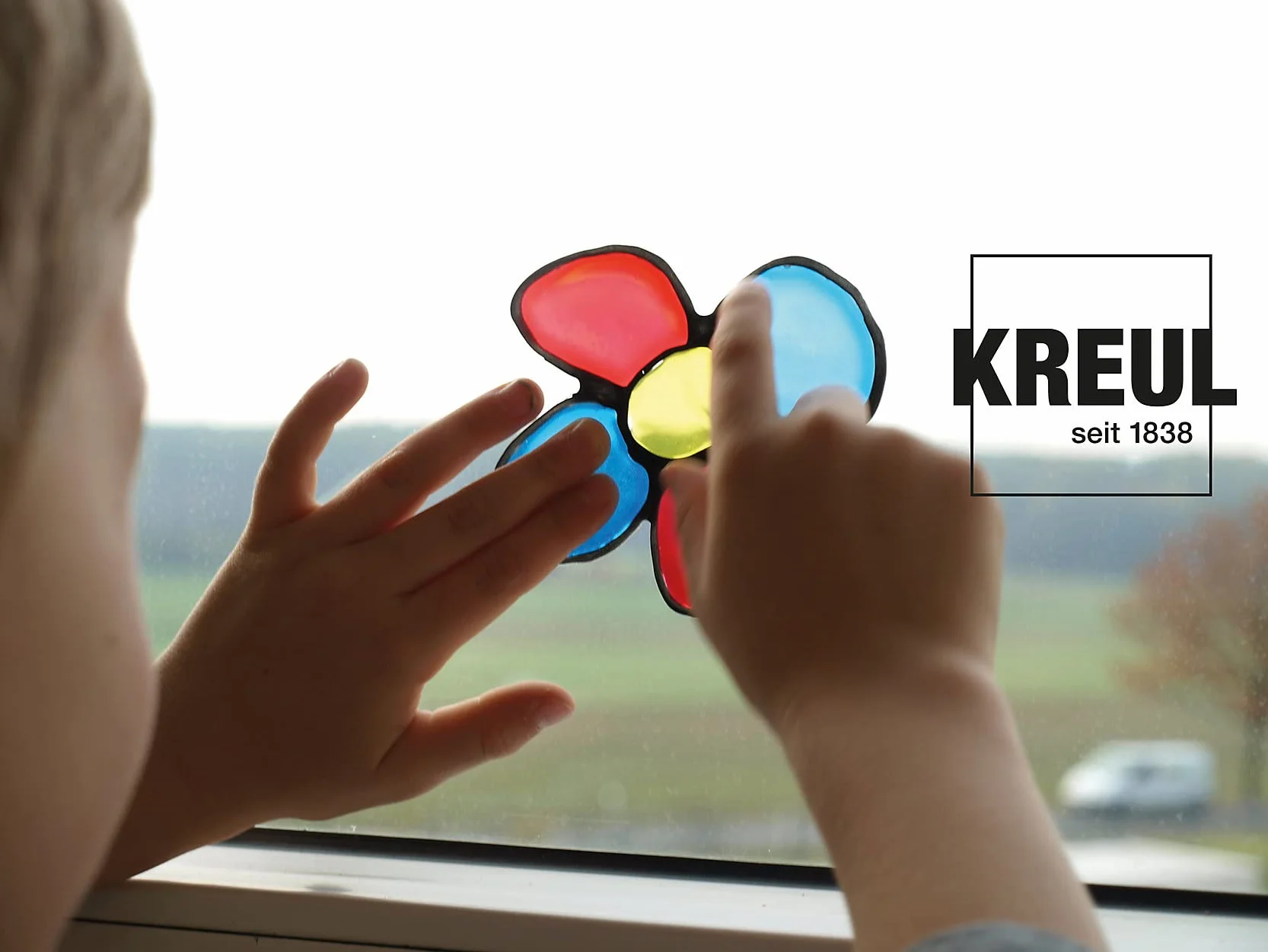 KREUL 24451 - Mucki Window Color Mały Świat Zwierząt - zestaw z 7 kredkami do kolorowania okien o pojemności 29 ml, plastikowymi kartami i szablonami, wegański, bezglutenowy, bez laktozy