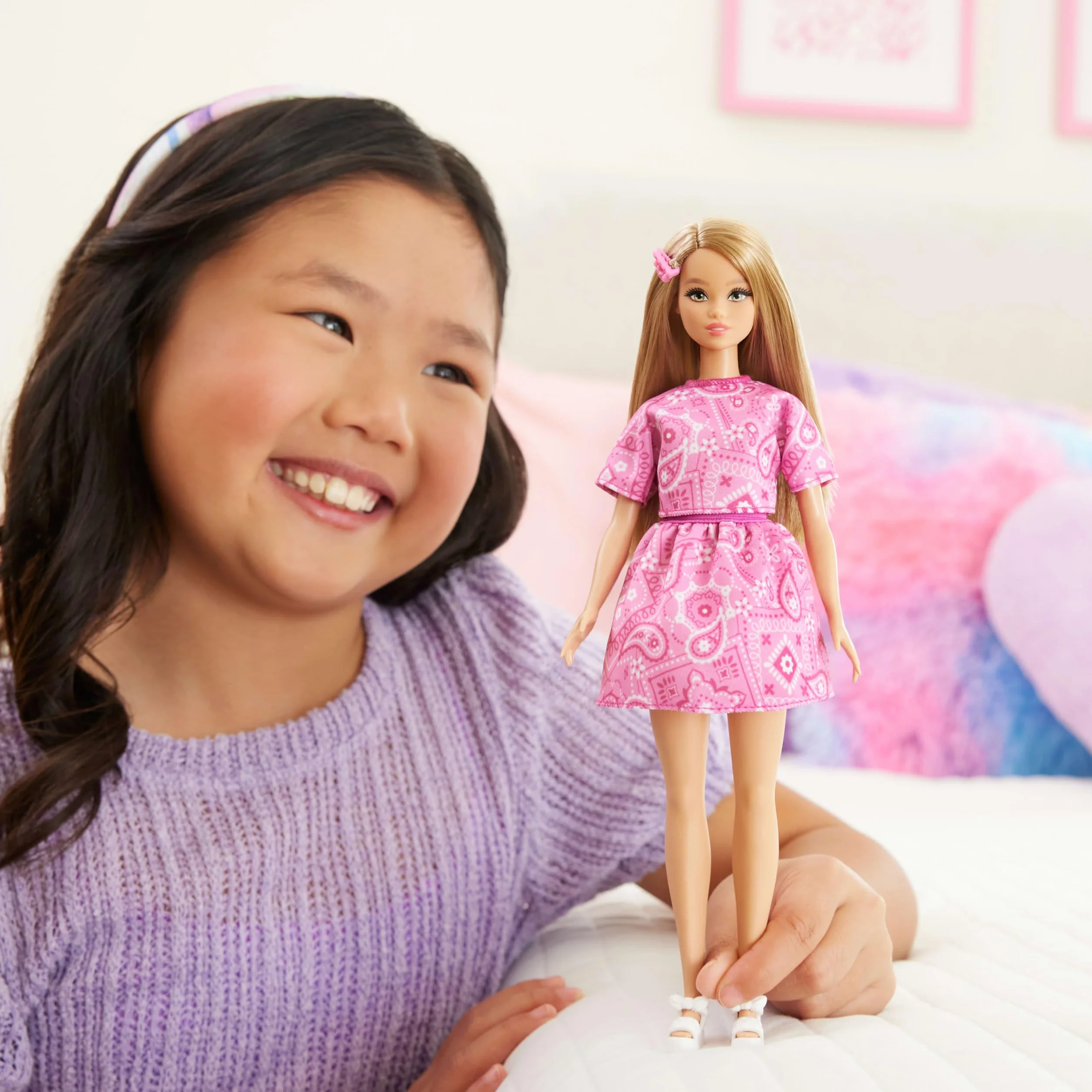 Barbie Fashionistas Lalka modowa #249, różowy strój we wzór paisley, blond włosy, różowa spódniczka i koszulka, białe sandałki na platformie, zabawka dla dzieci 3+, JJN62